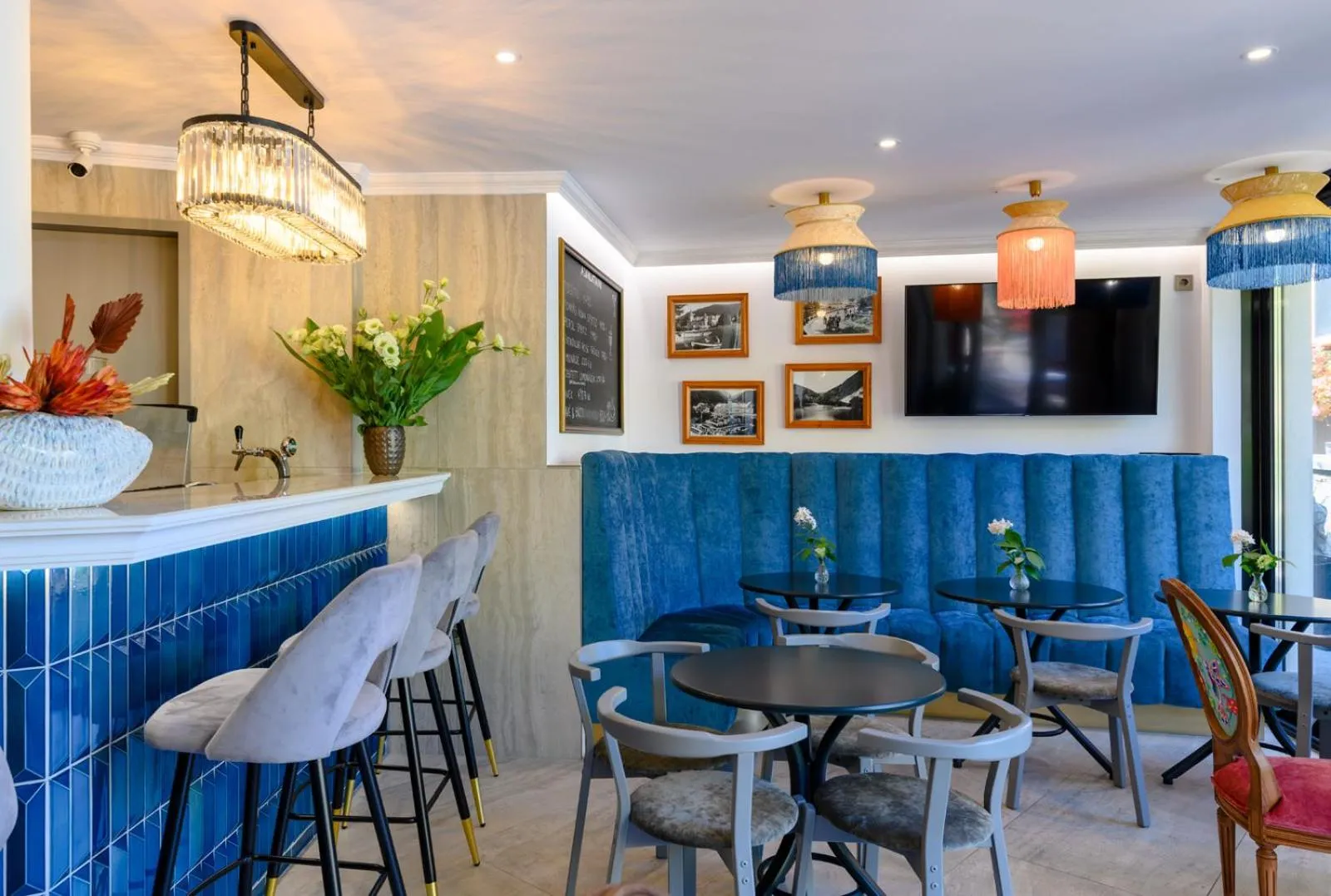 Lounge or bar in Hotel Tókert Szálloda és Étterem