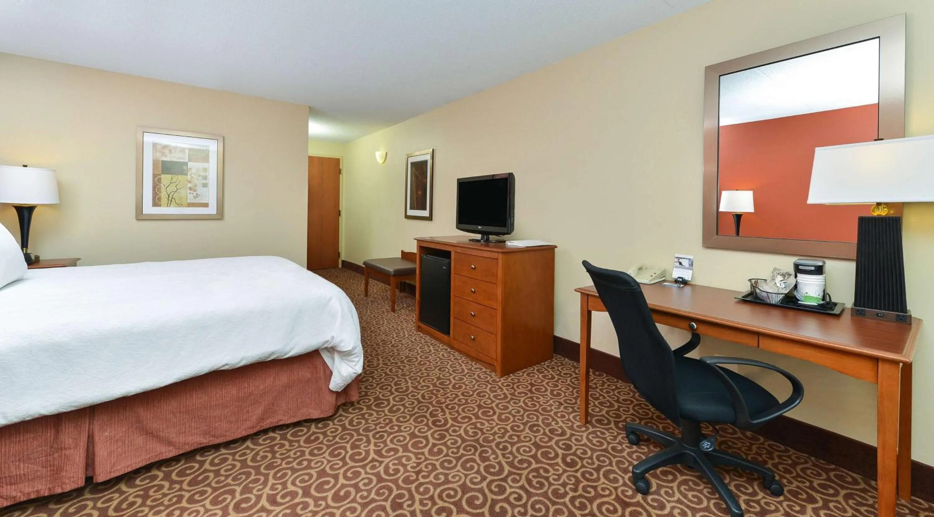 Bedroom, Bed in Hampton Inn Chicago-Carol Stream