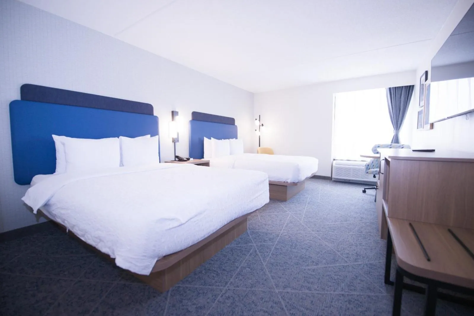 Bed in Hampton Inn Chicago-Carol Stream