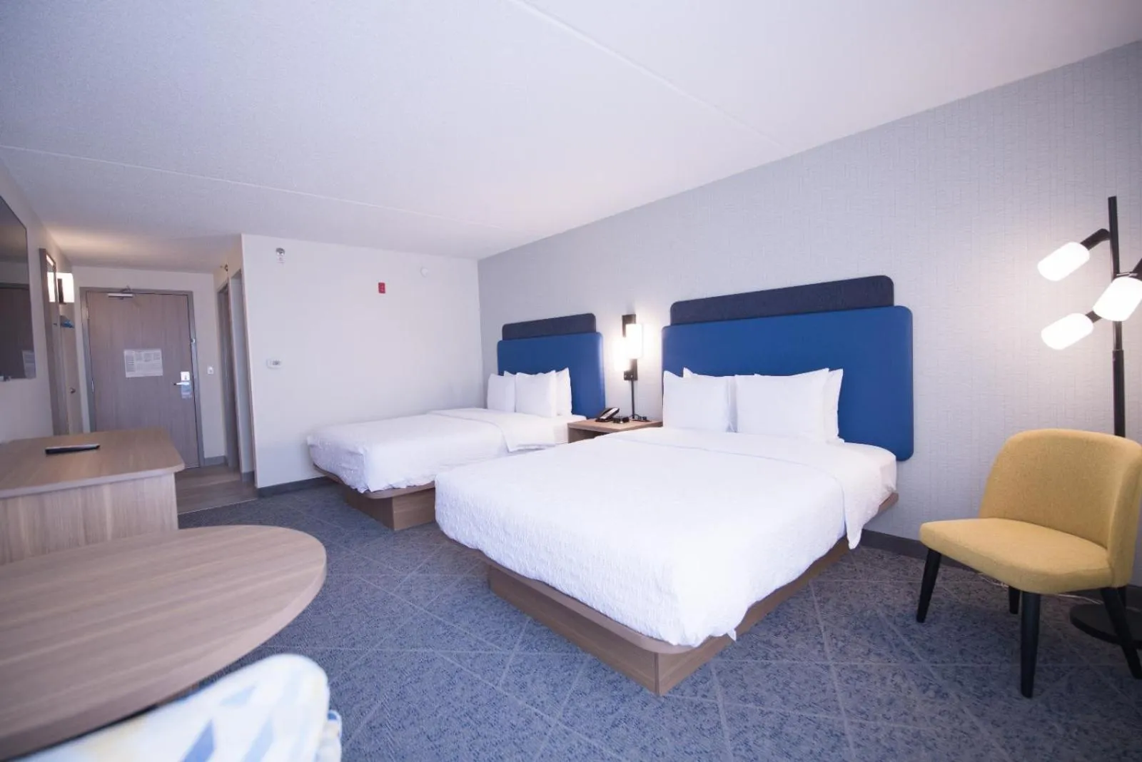 Bed in Hampton Inn Chicago-Carol Stream