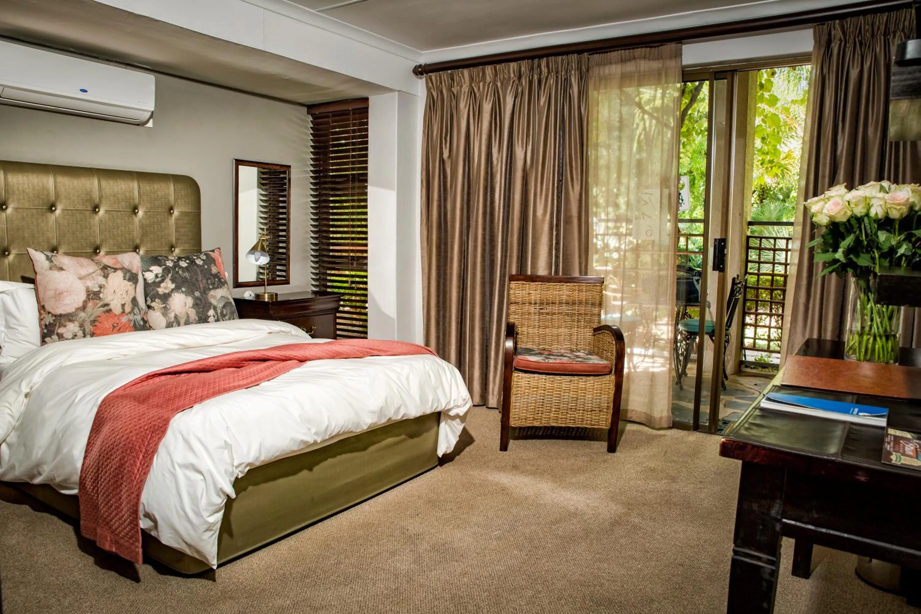 Bedroom, Bed in Browns Manor