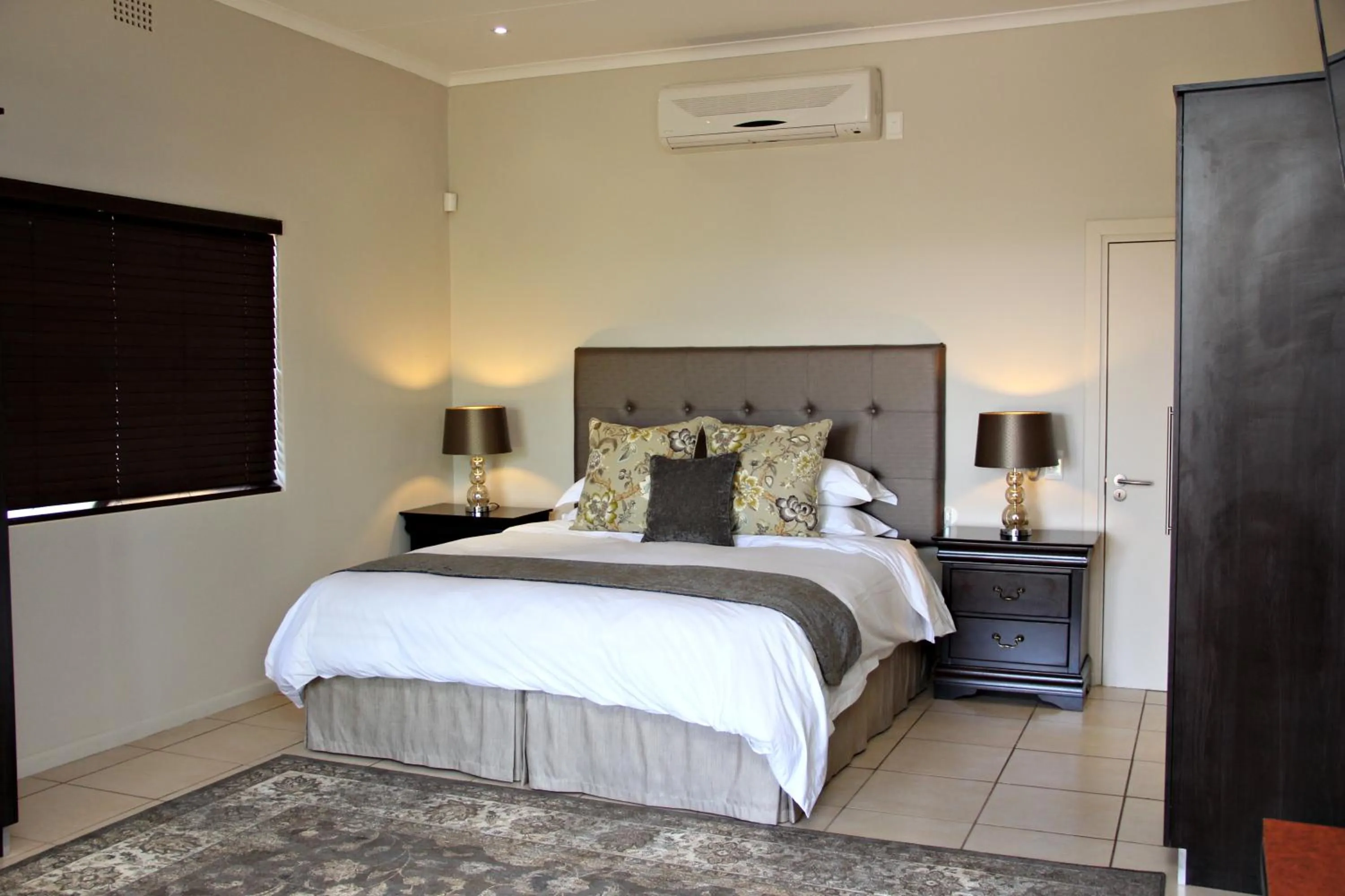 Bedroom, Bed in Browns Manor