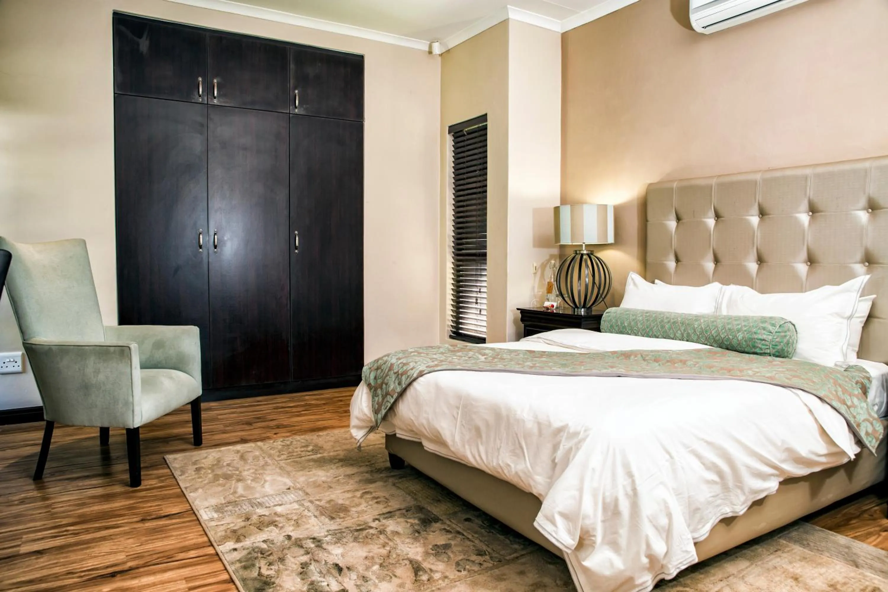 Photo of the whole room, Bed in Browns Manor