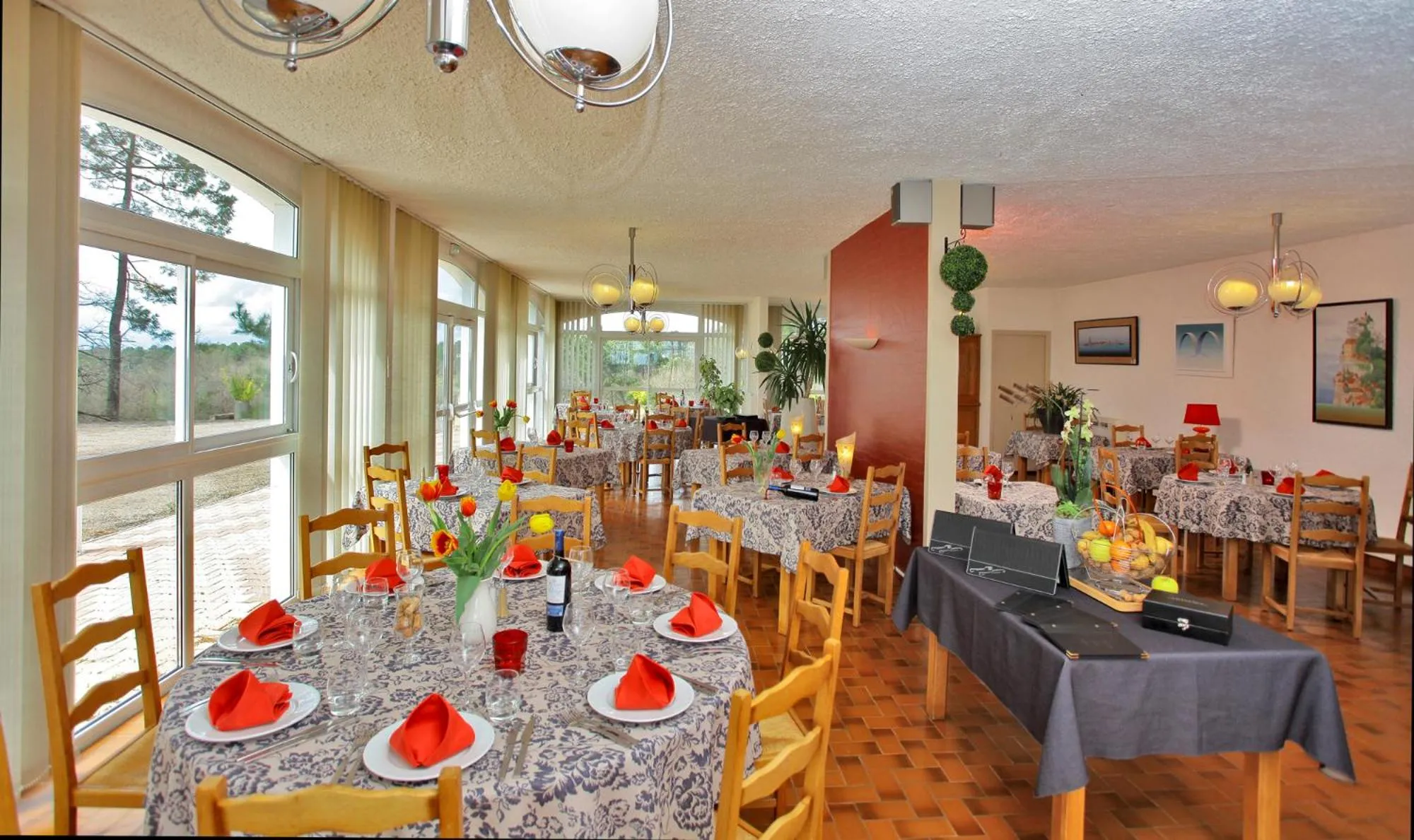 Restaurant/places to eat in Hotel Restaurant Logis Le Tropicana