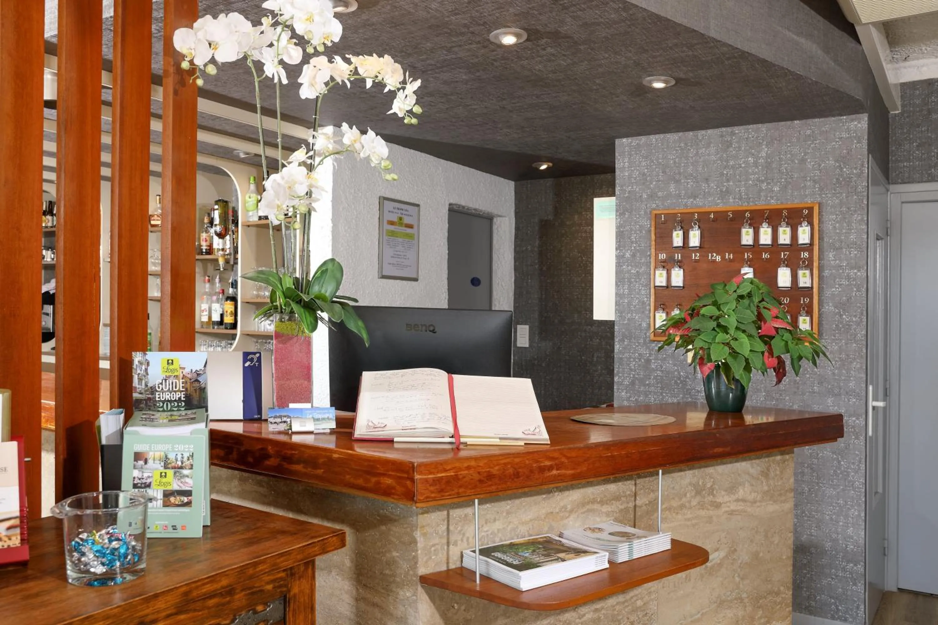 Lobby or reception in Hotel Restaurant Logis Le Tropicana