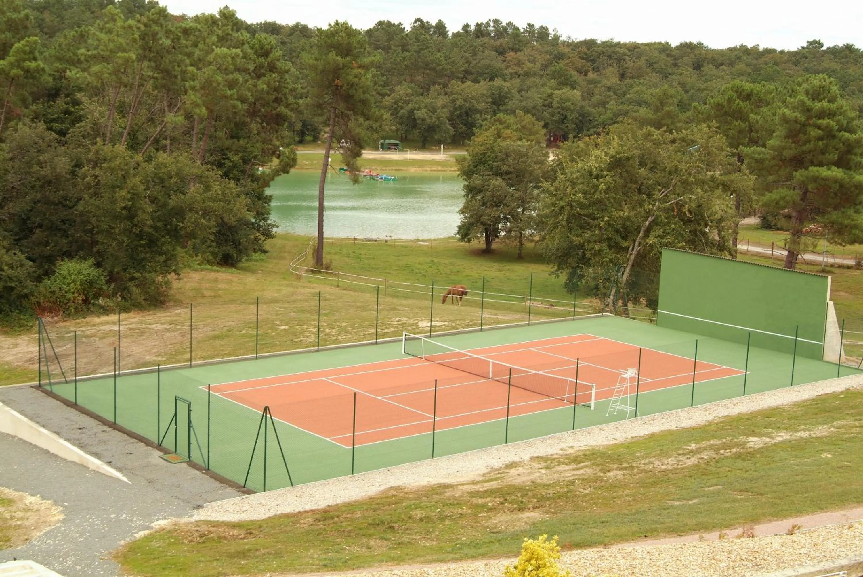 Tennis court in Hotel Restaurant Logis Le Tropicana