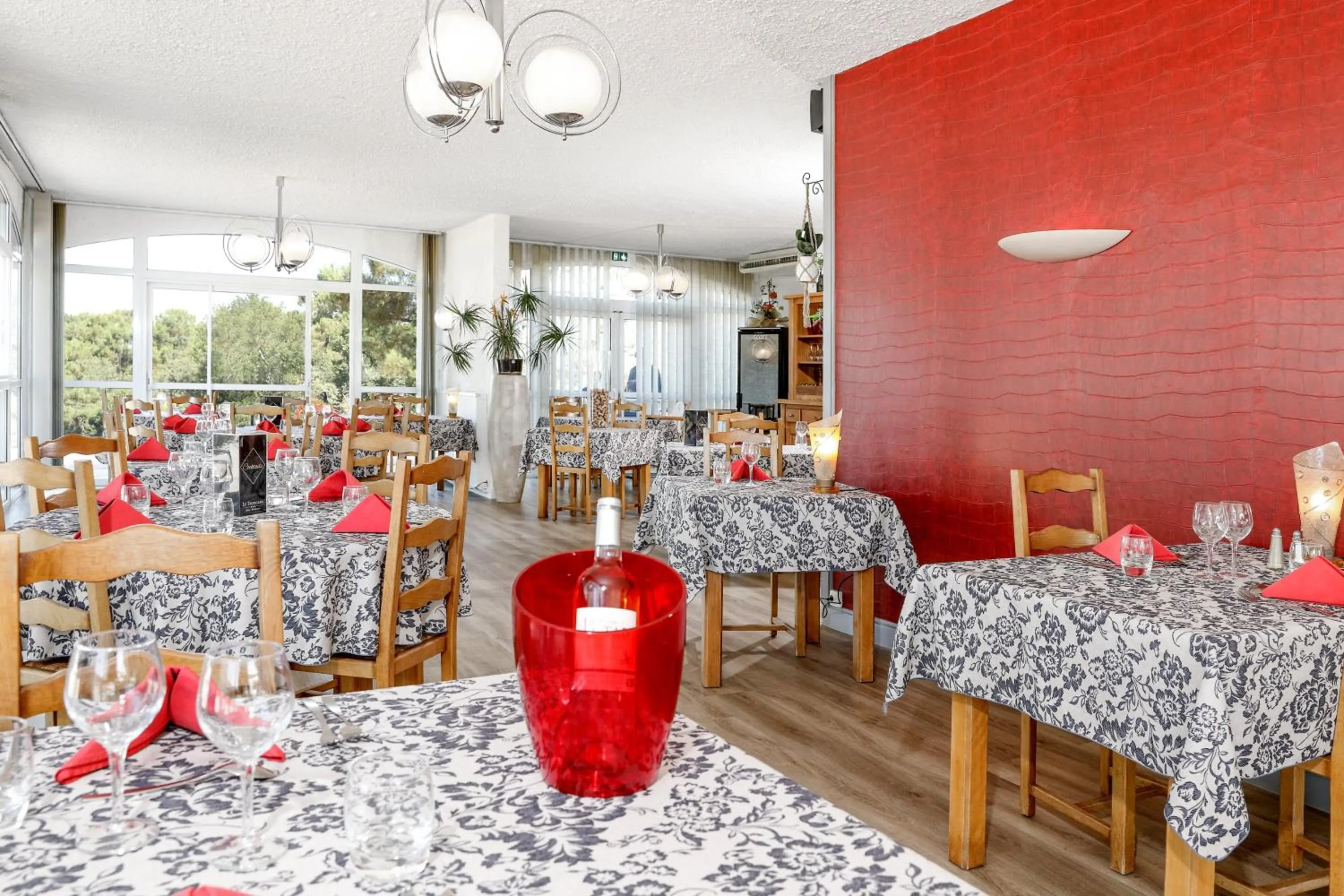 Restaurant/places to eat in Hotel Restaurant Logis Le Tropicana