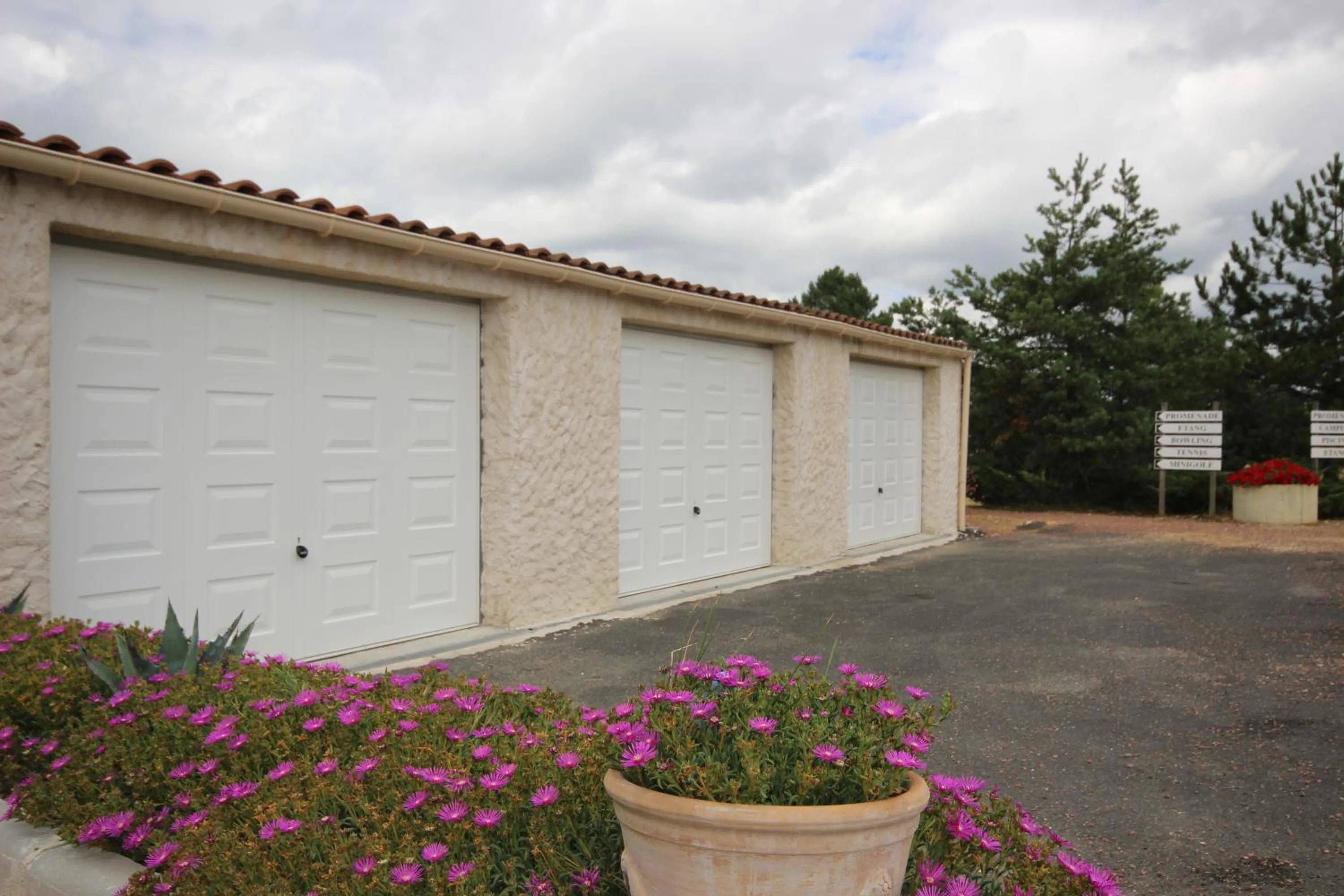 On site in Hotel Restaurant Logis Le Tropicana