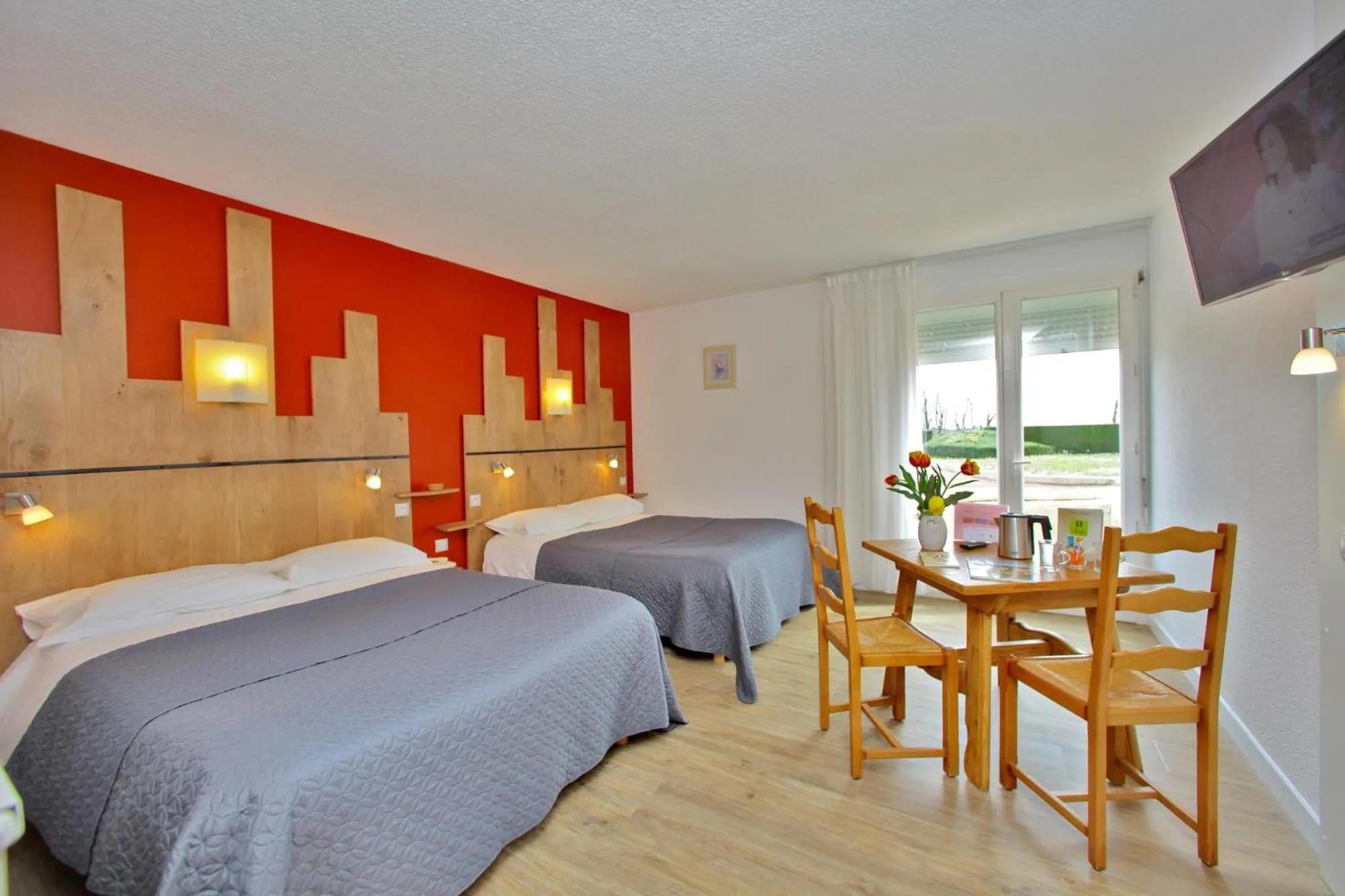 Photo of the whole room, Bed in Hotel Restaurant Logis Le Tropicana