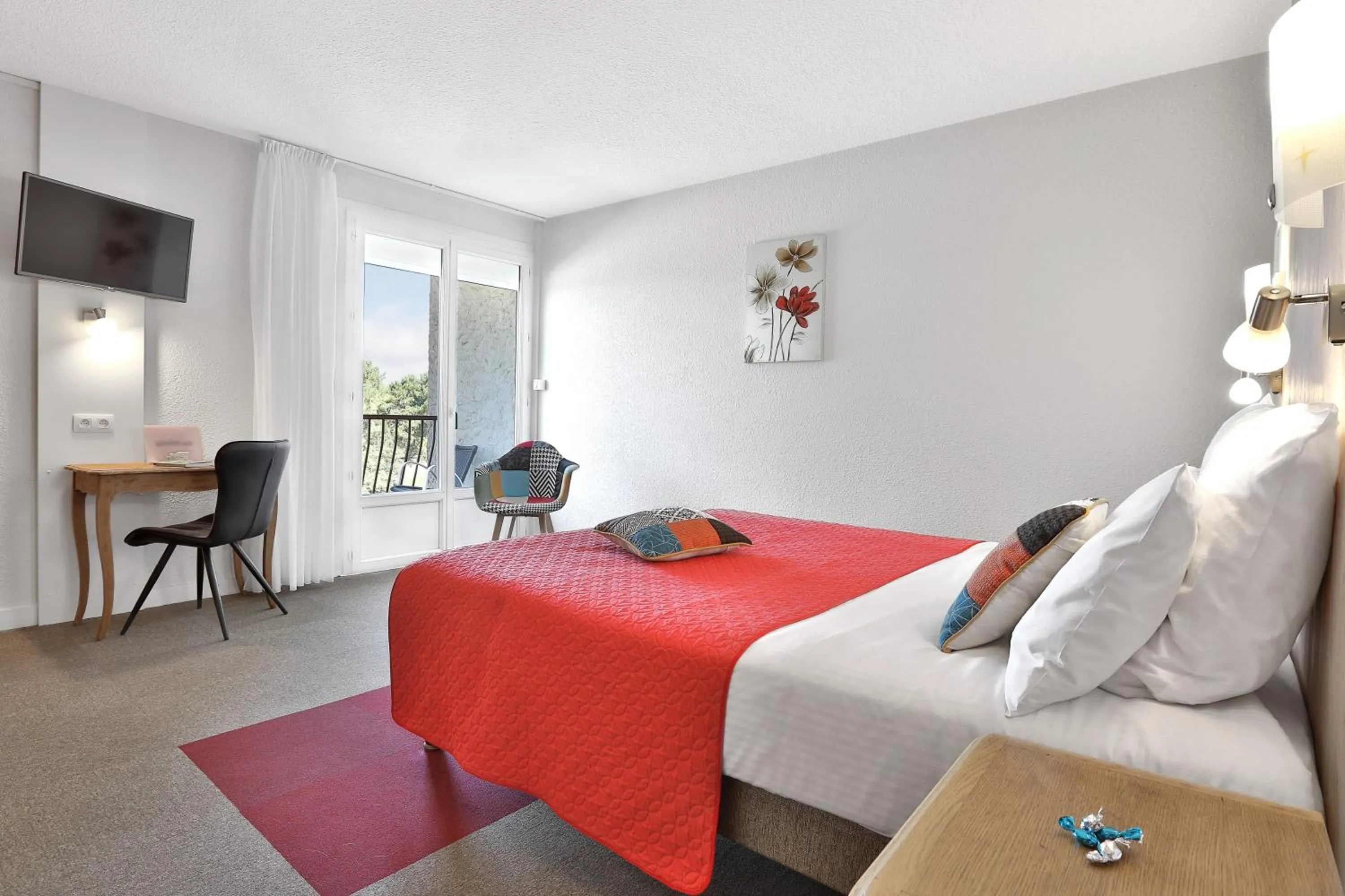 Photo of the whole room, Bed in Hotel Restaurant Logis Le Tropicana