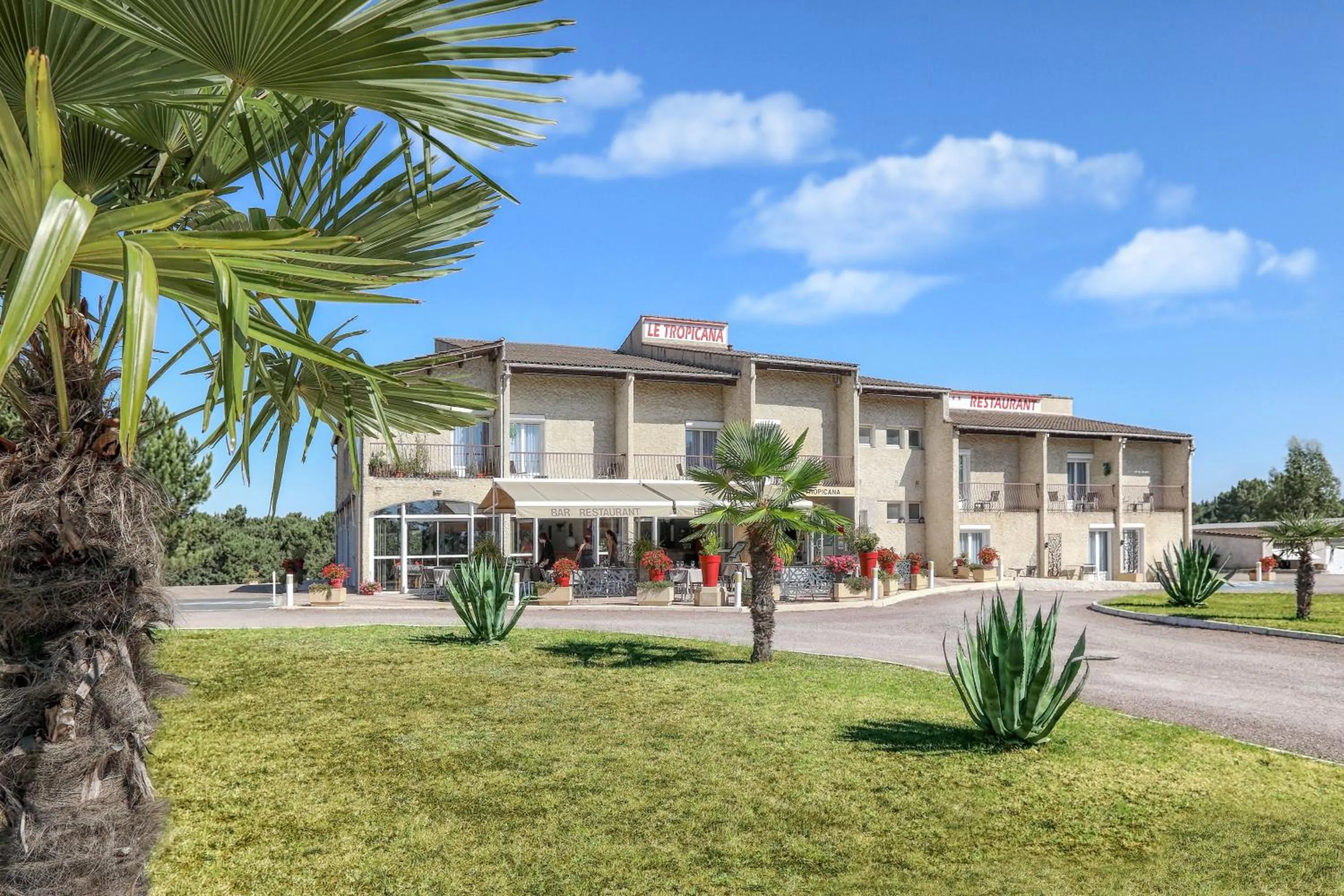 Facade/entrance in Hotel Restaurant Logis Le Tropicana