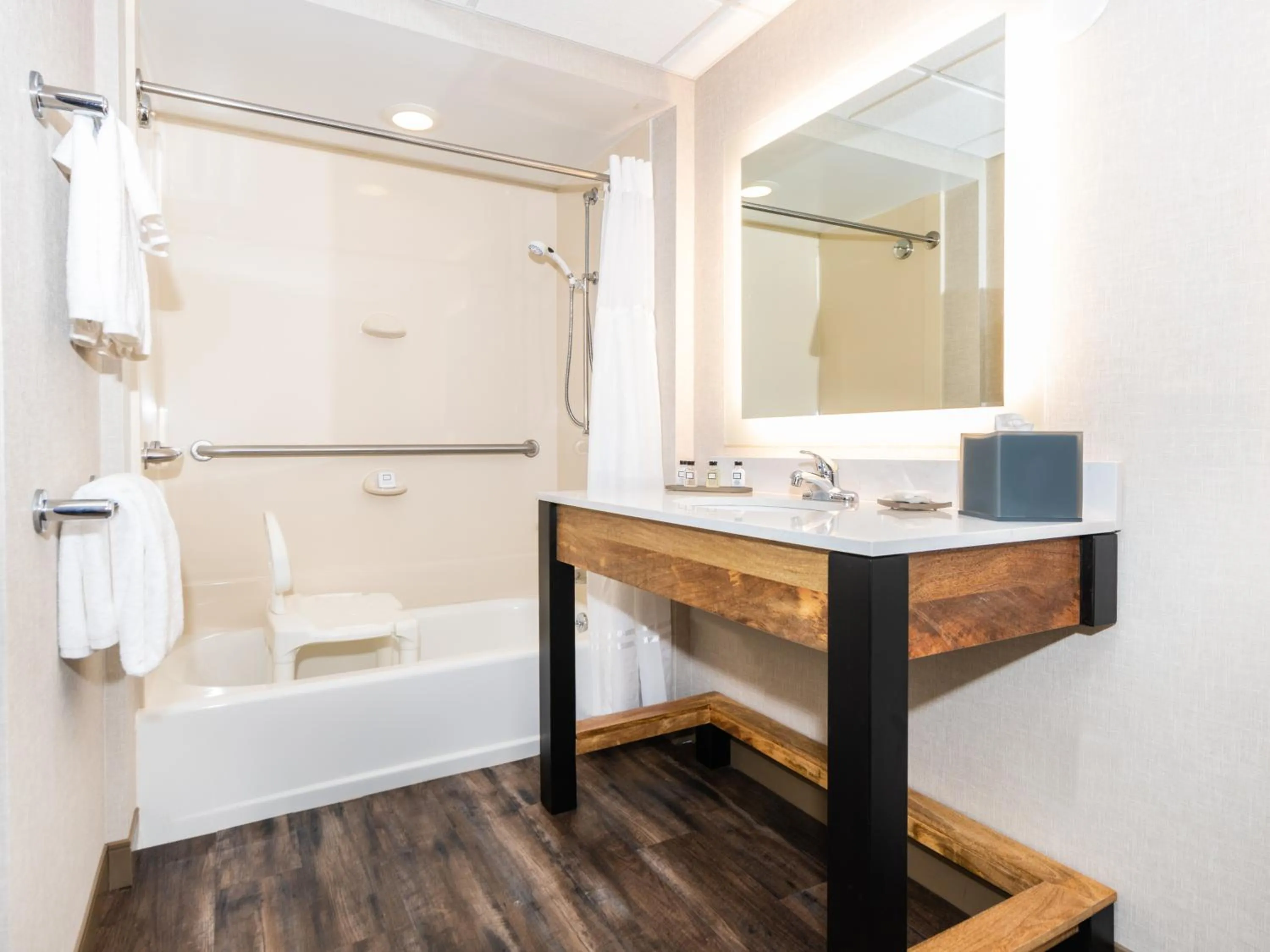 Bathroom in Cherry Valley Hotel