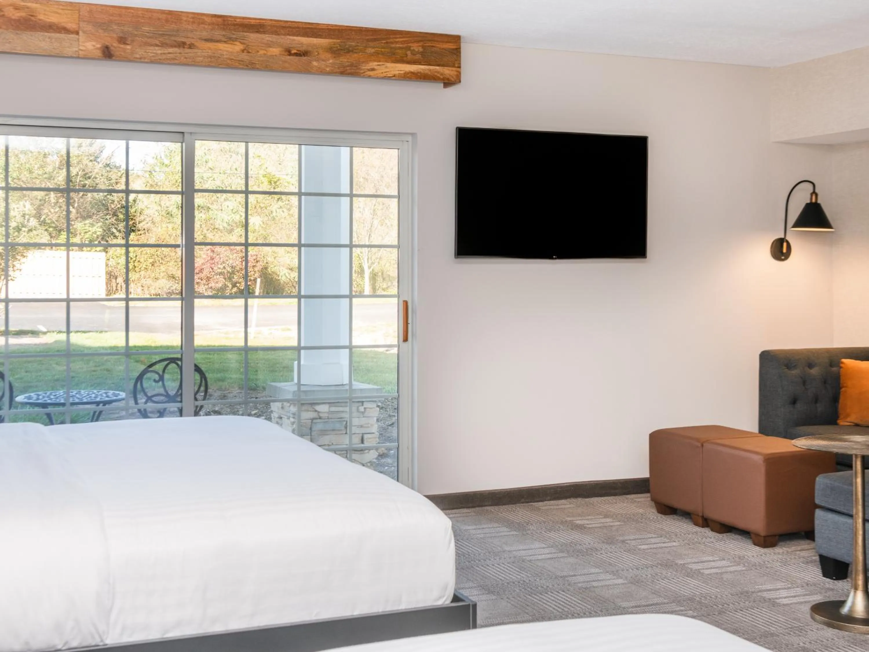 Patio, Bed in Cherry Valley Hotel