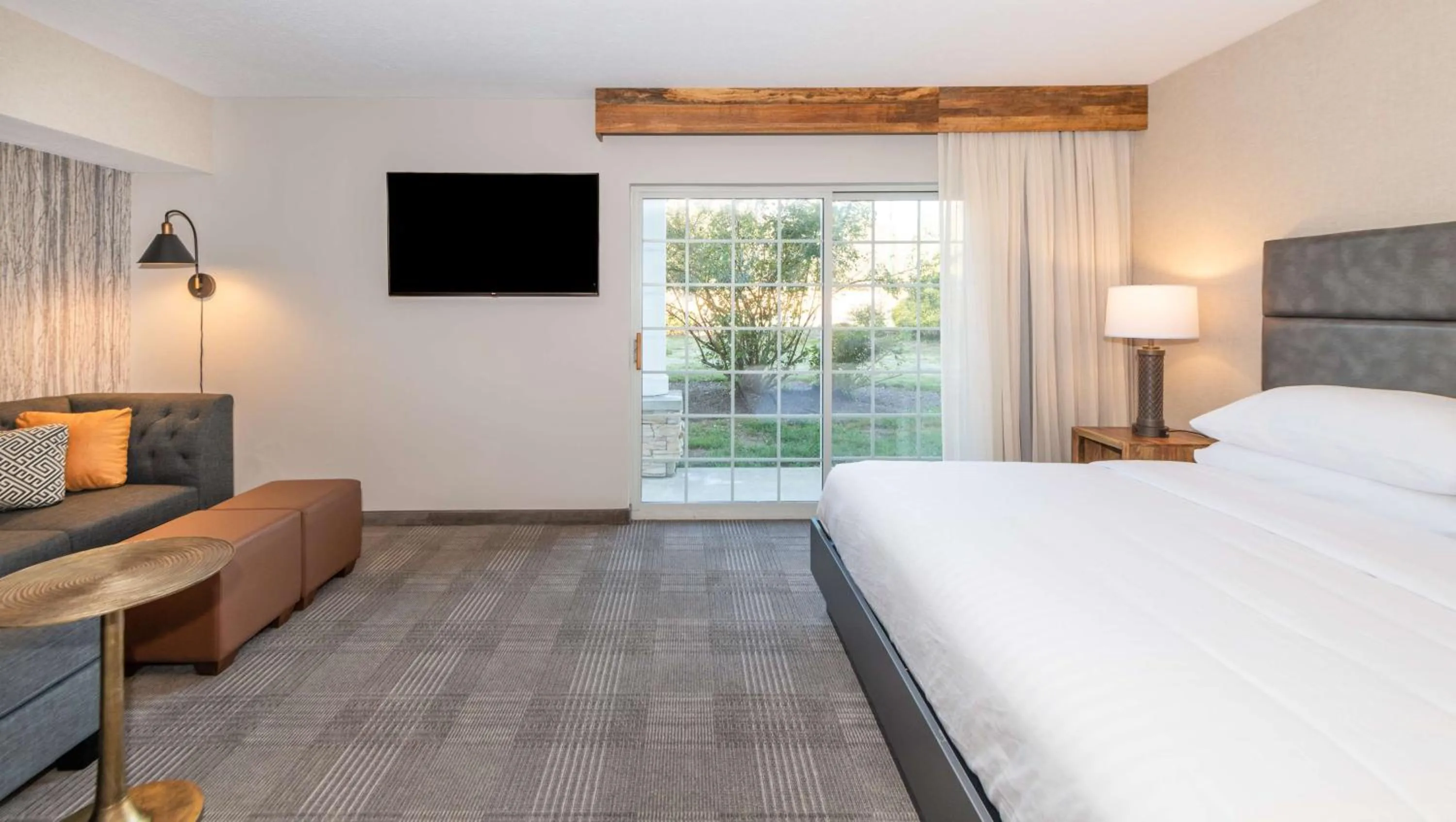 Living room, Bed in Cherry Valley Hotel