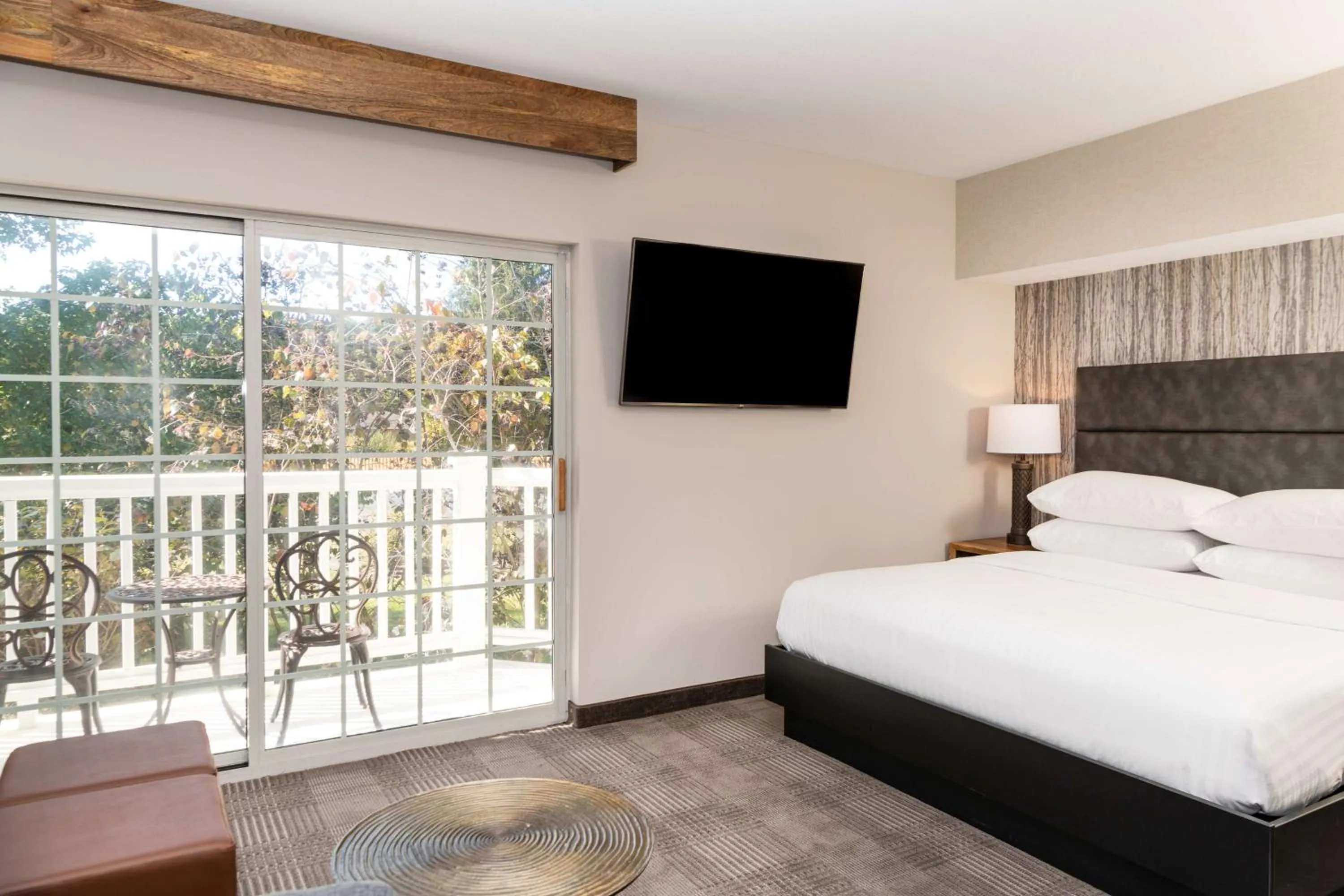 Photo of the whole room, Bed in Cherry Valley Hotel