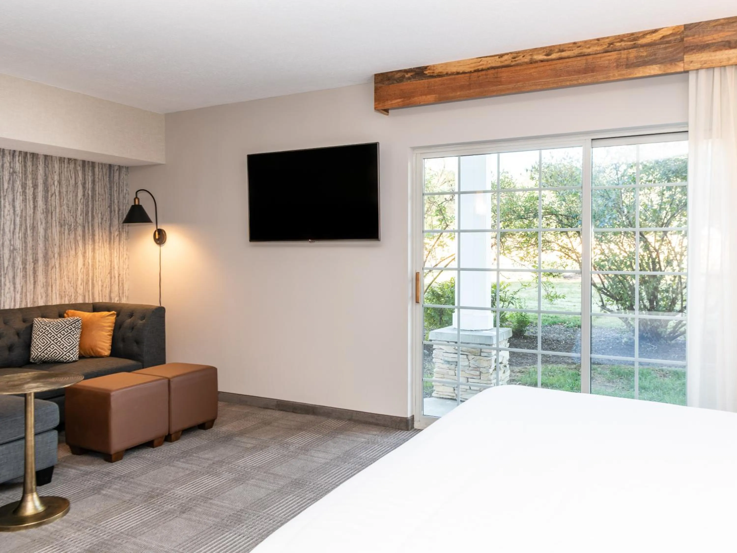 Patio, Bed in Cherry Valley Hotel