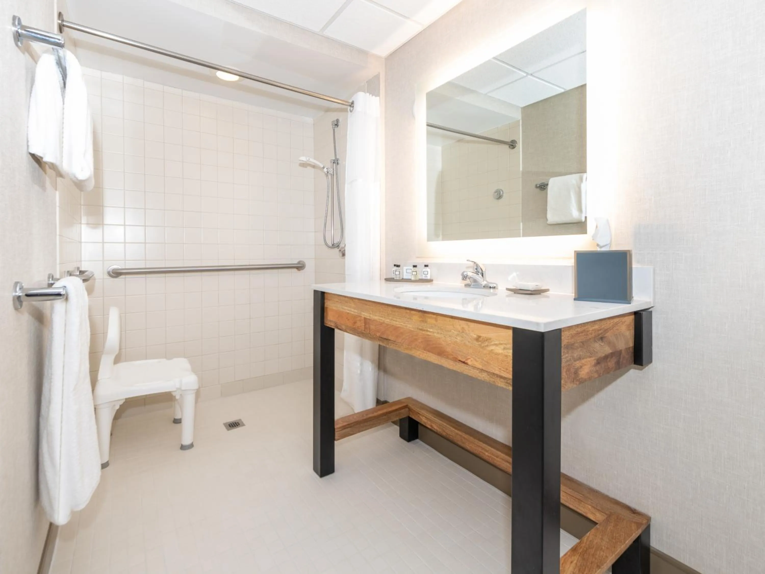 Bathroom in Cherry Valley Hotel