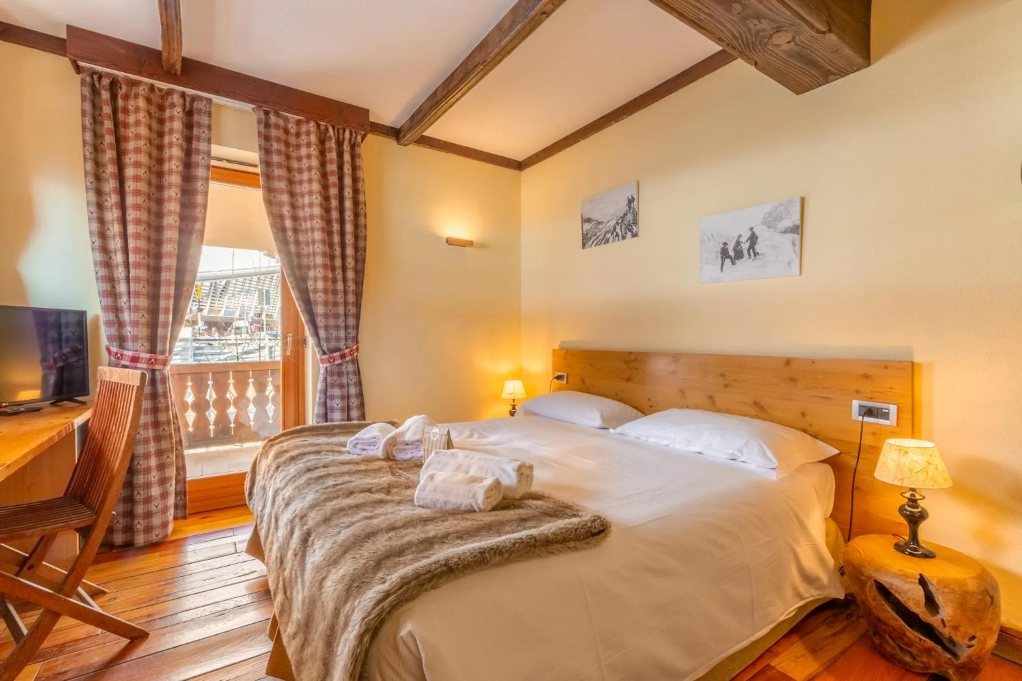 Bed in Shatush Hotel