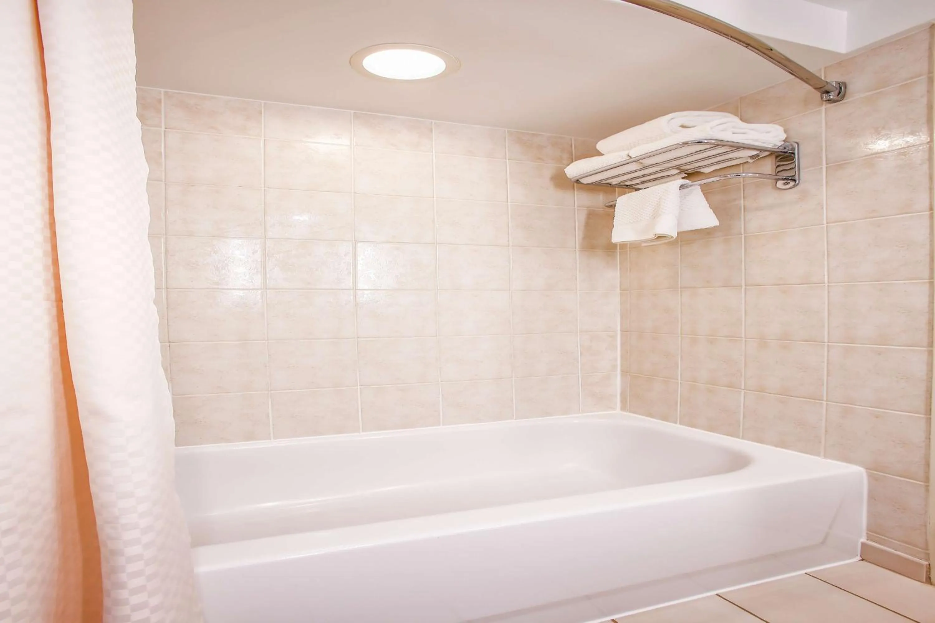 Bathroom in DoubleTree by Hilton Chicago/Alsip