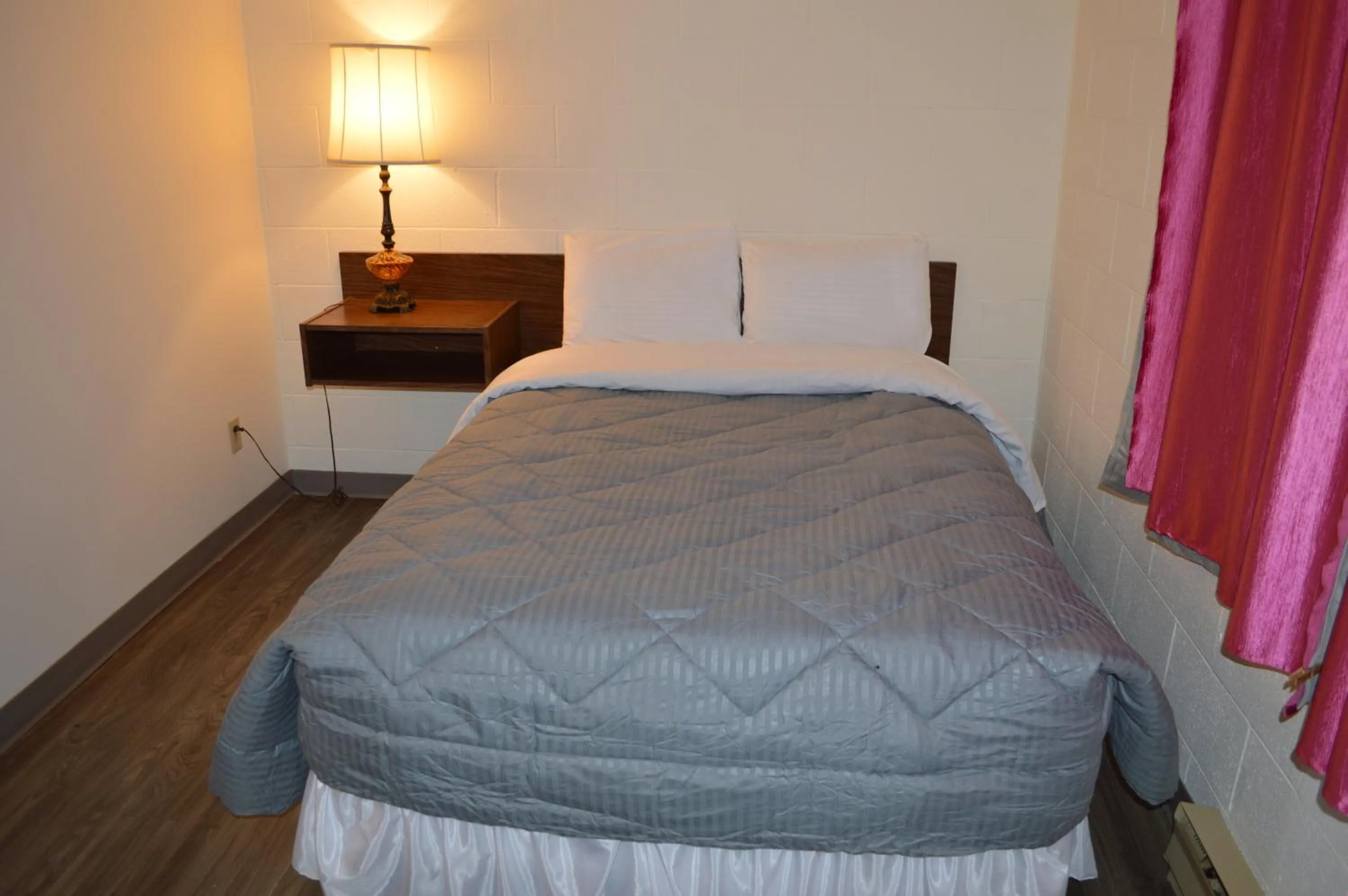 Bedroom, Bed in A1 Motel And Campground