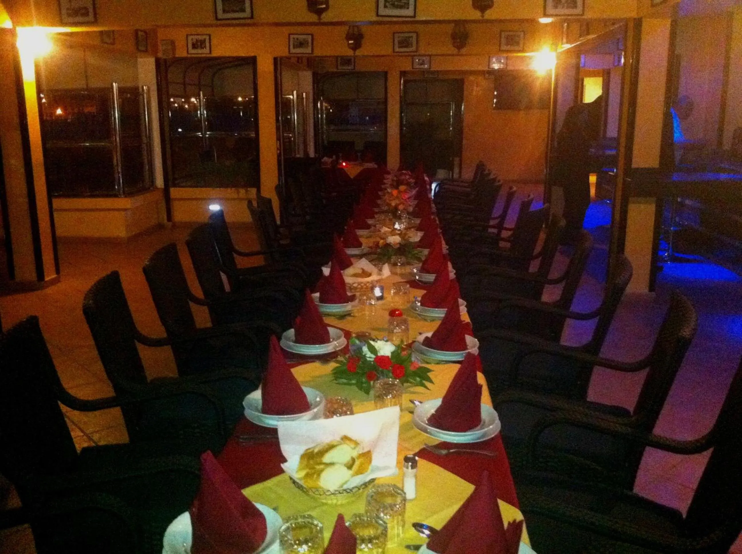 Restaurant/places to eat in New Farah Hotel