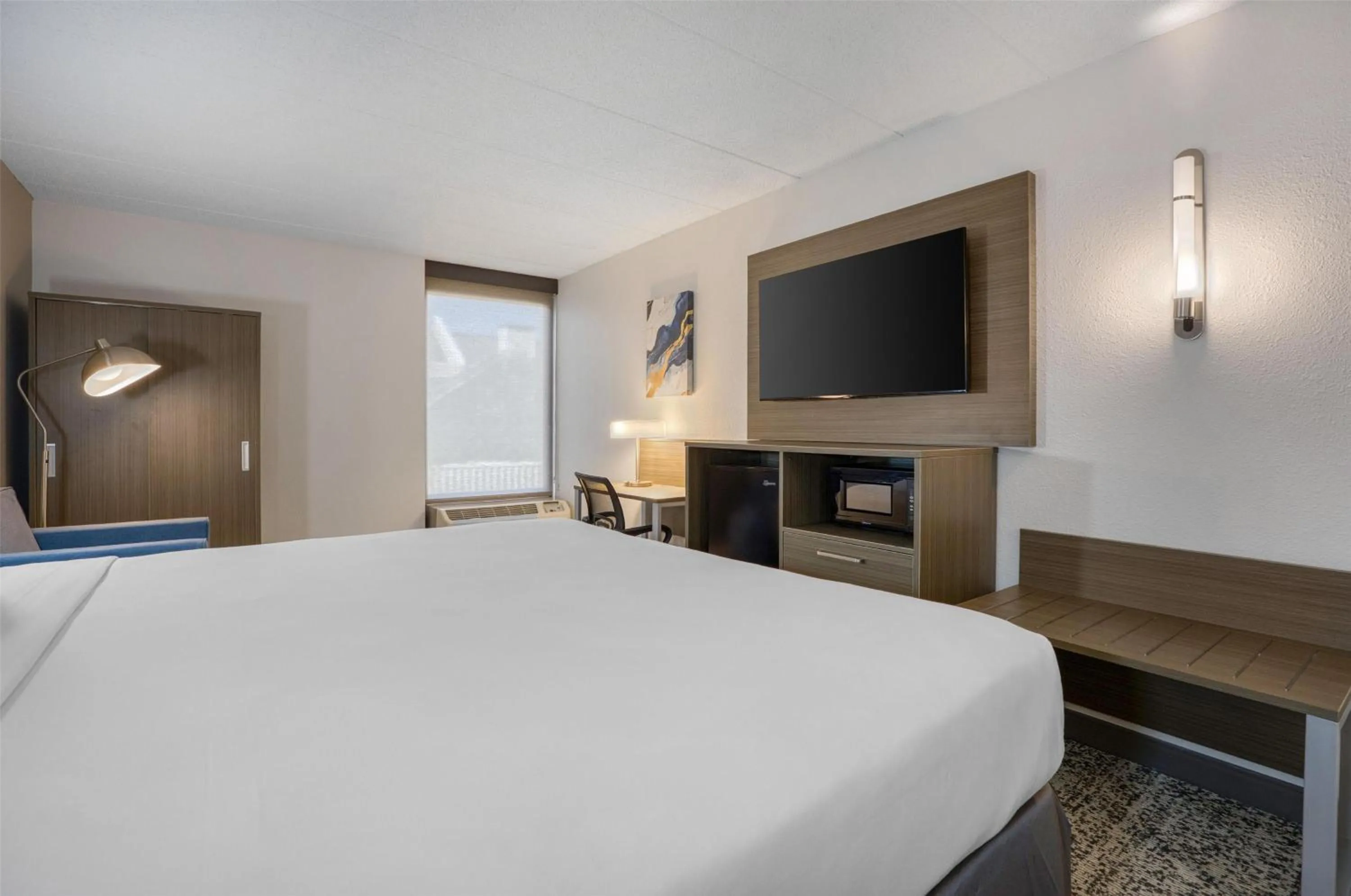 Bedroom, Bed in SureStay Plus Hotel by Best Western Chicago Lombard