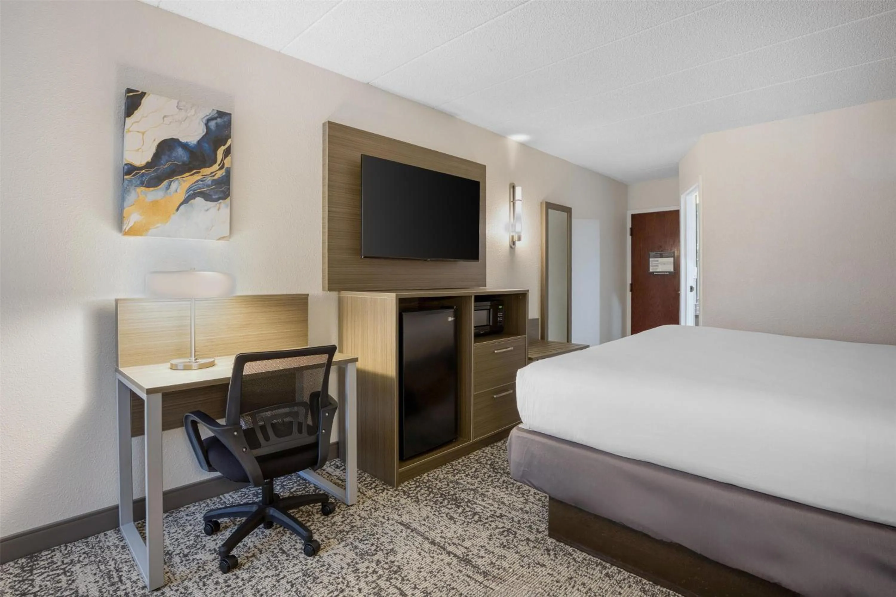 Bedroom, Bed in SureStay Plus Hotel by Best Western Chicago Lombard