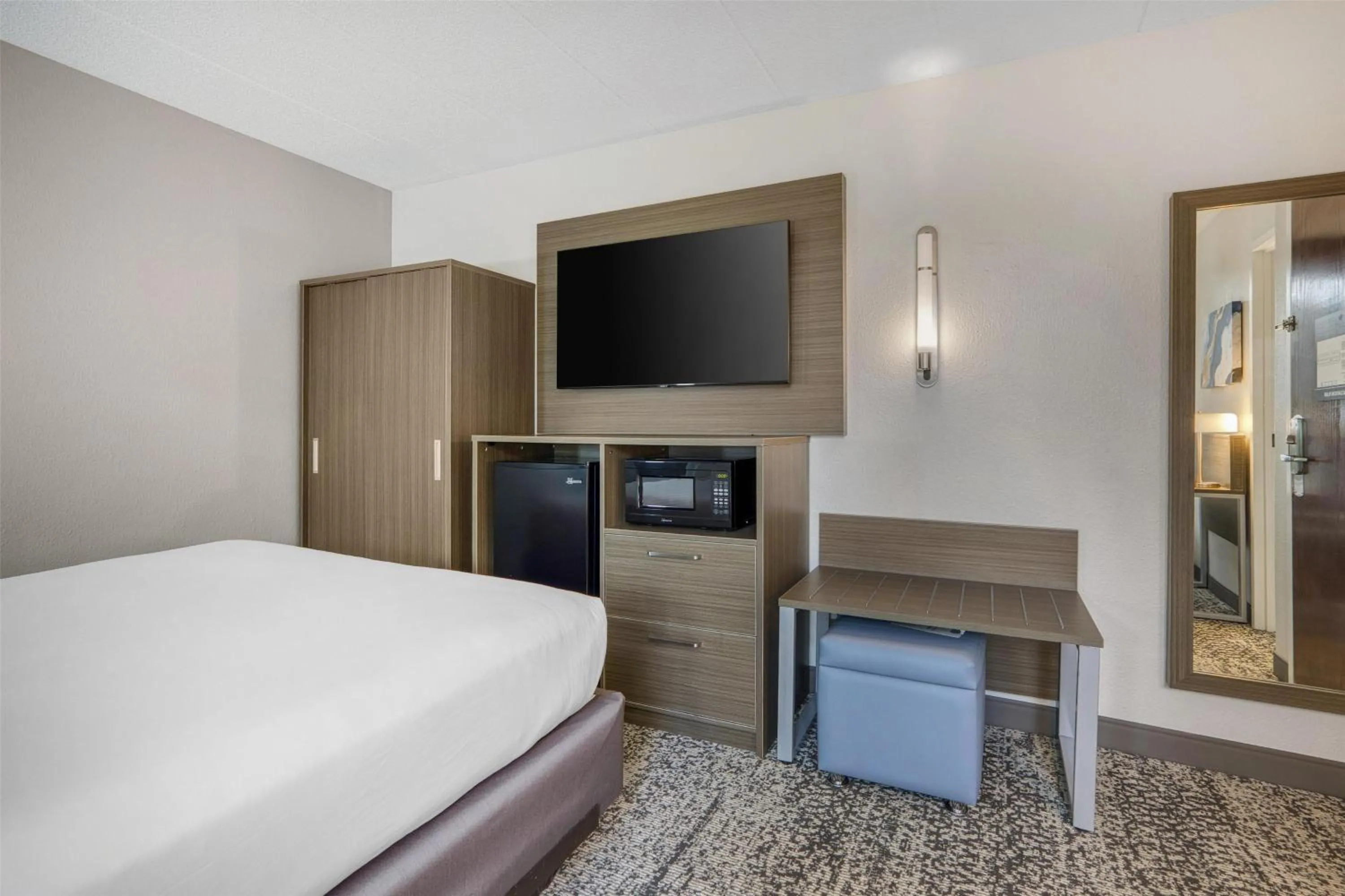 Bedroom, Bed in SureStay Plus Hotel by Best Western Chicago Lombard