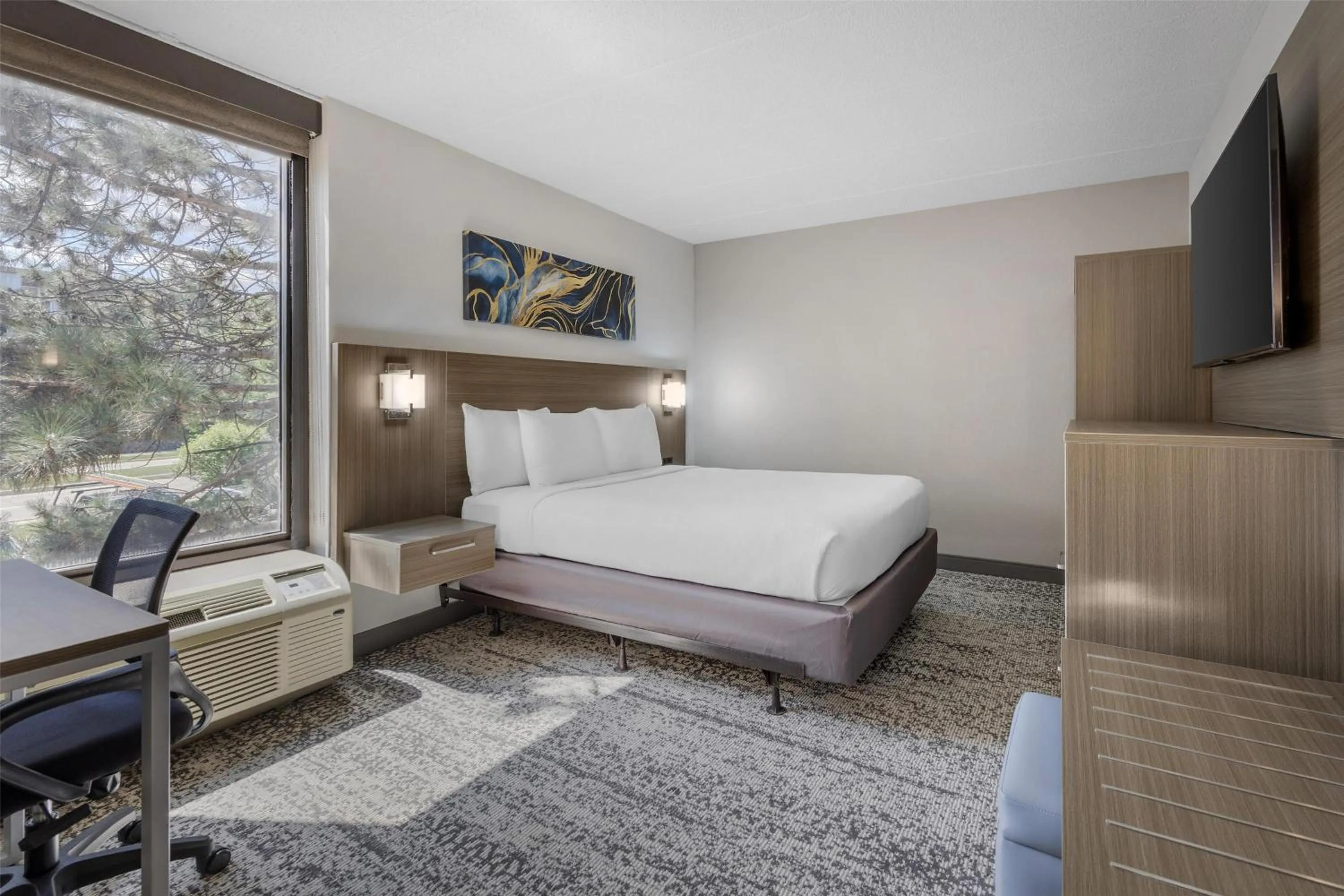 Bedroom, Bed in SureStay Plus Hotel by Best Western Chicago Lombard