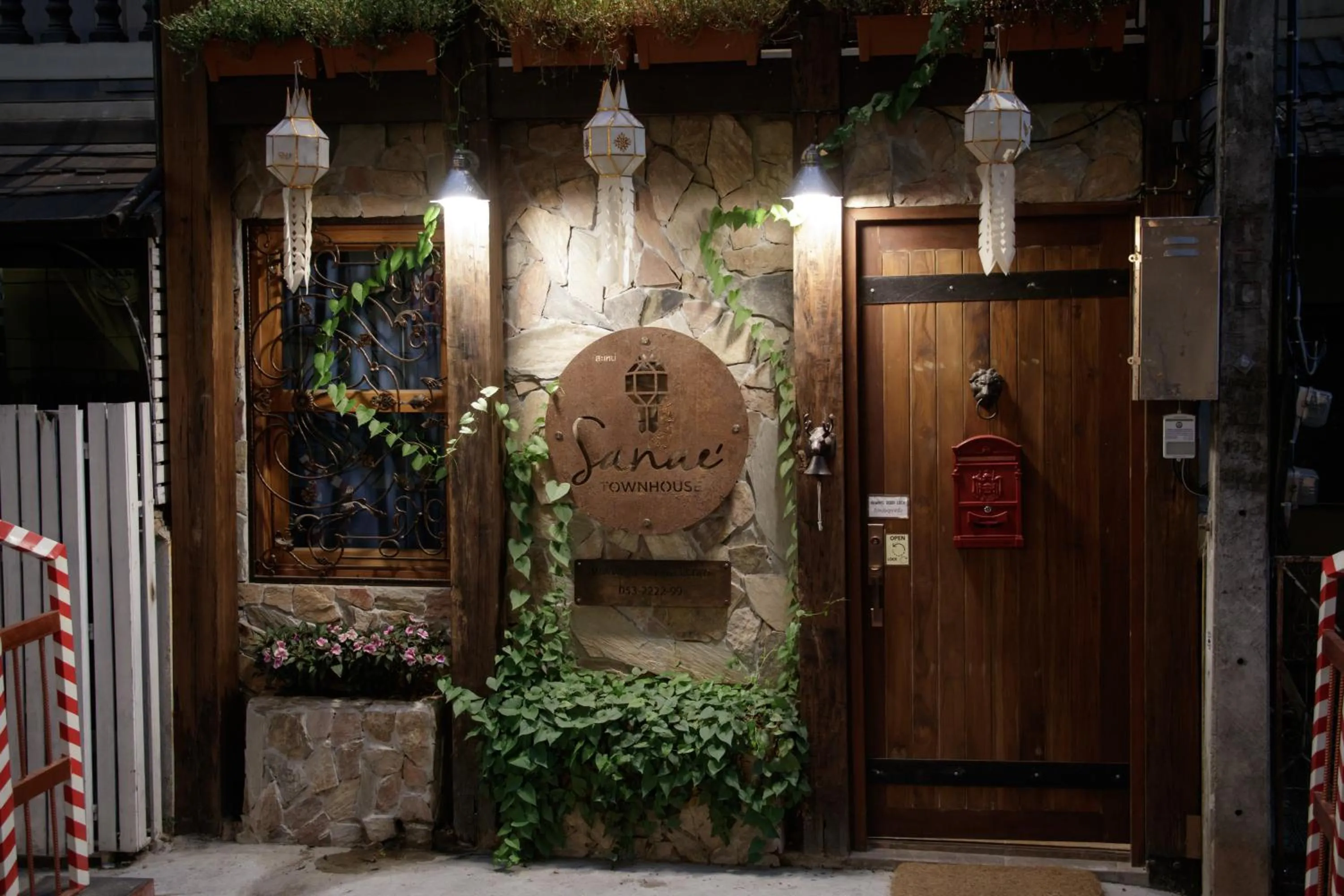 Property logo or sign in Sanae' Townhouse Chiang Mai