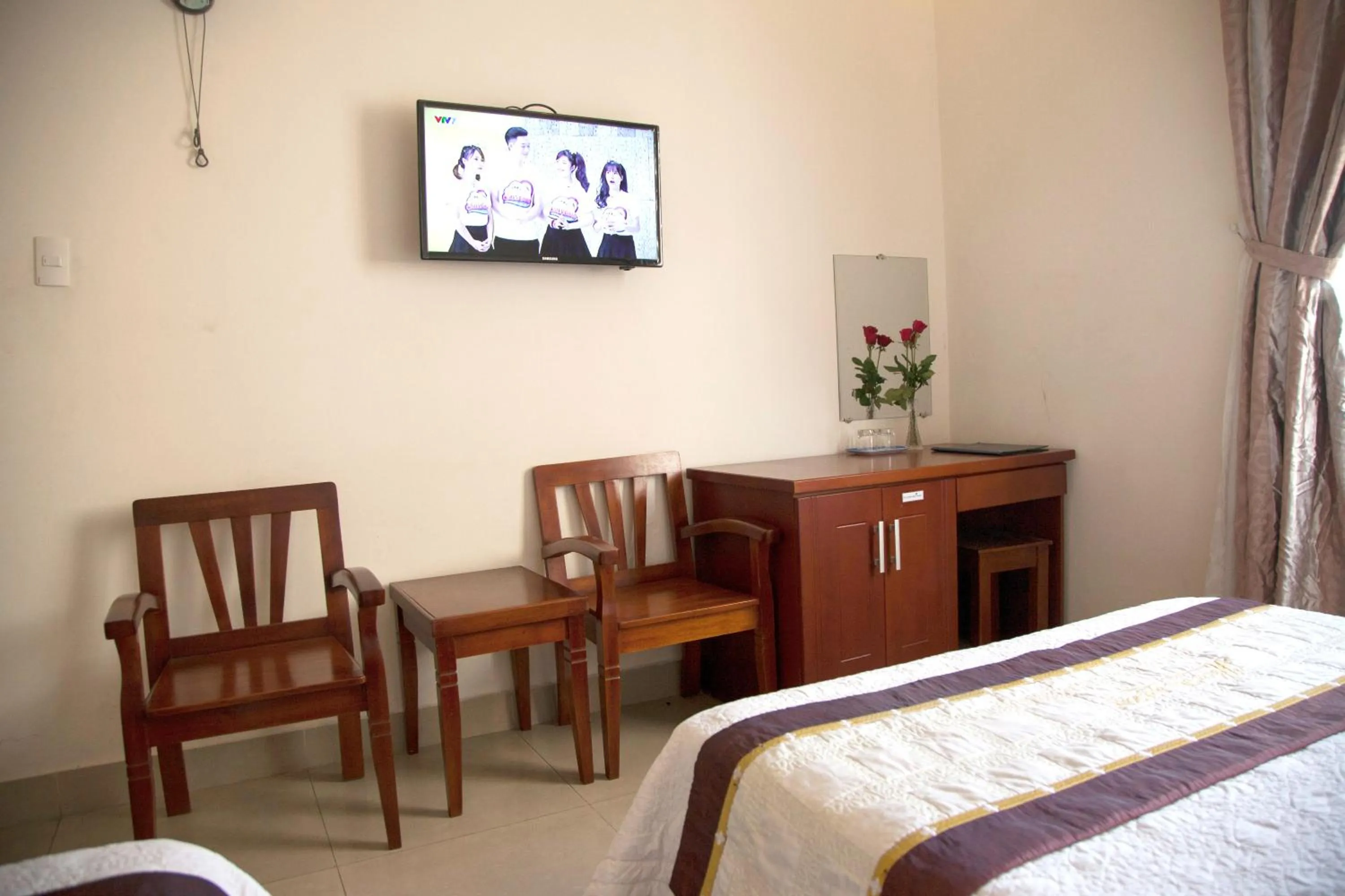 Seating area, Bed in Hoang Thuy Sinh Hotel