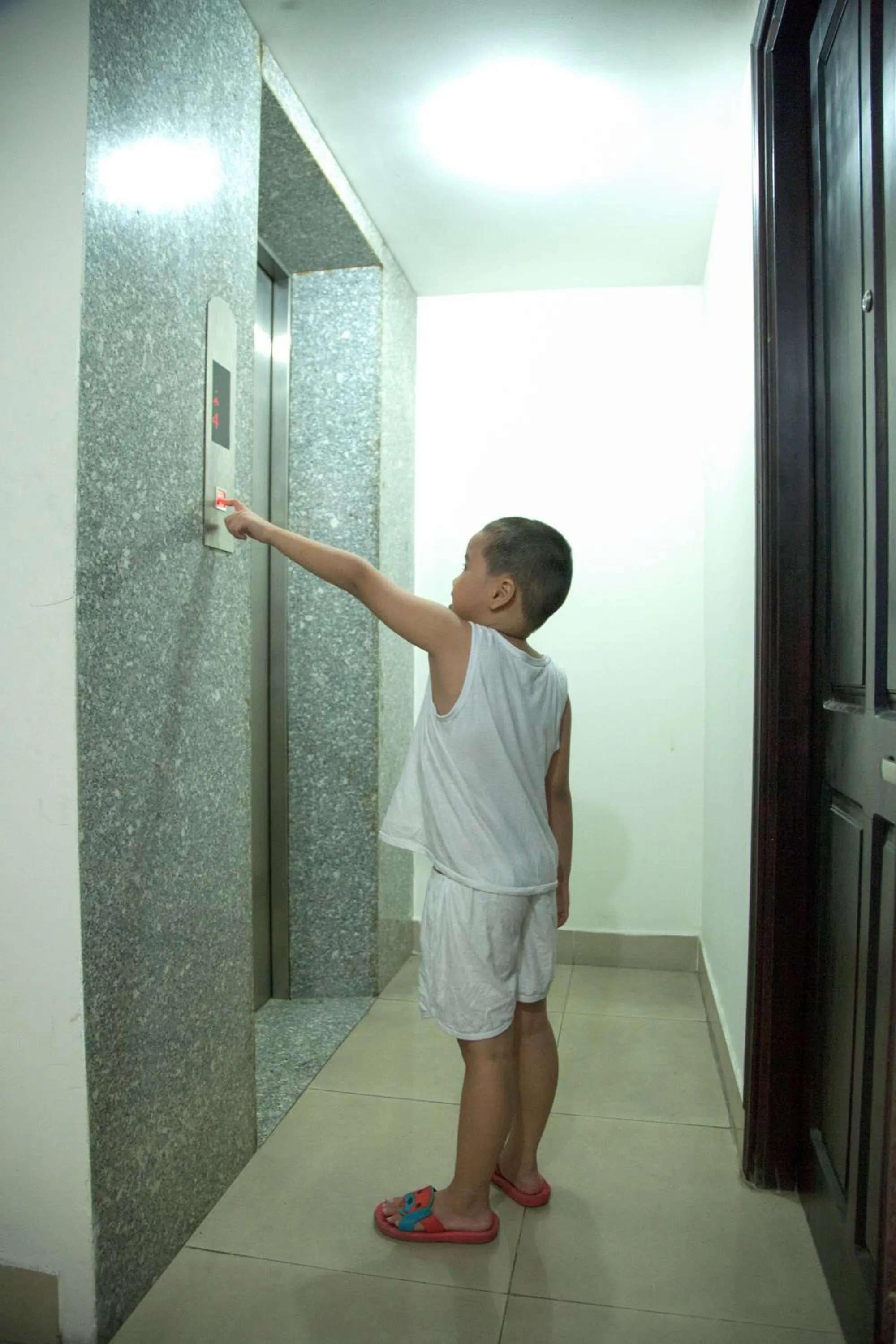 elevator in Hoang Thuy Sinh Hotel