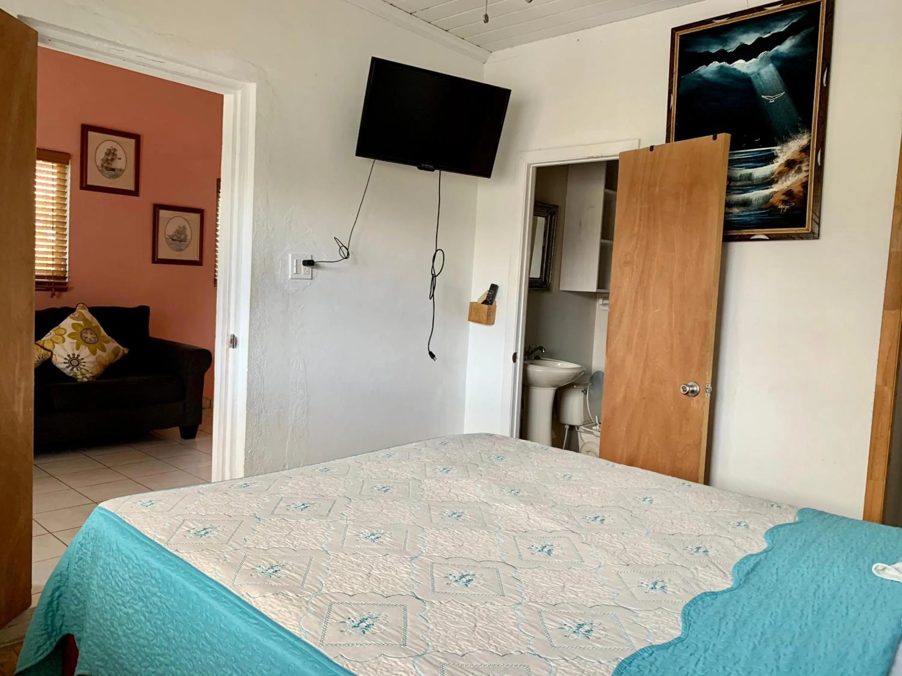 Photo of the whole room, Bed in Dawson’s Hideaway