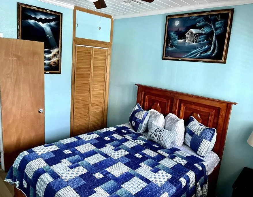 Photo of the whole room, Bed in Dawson’s Hideaway