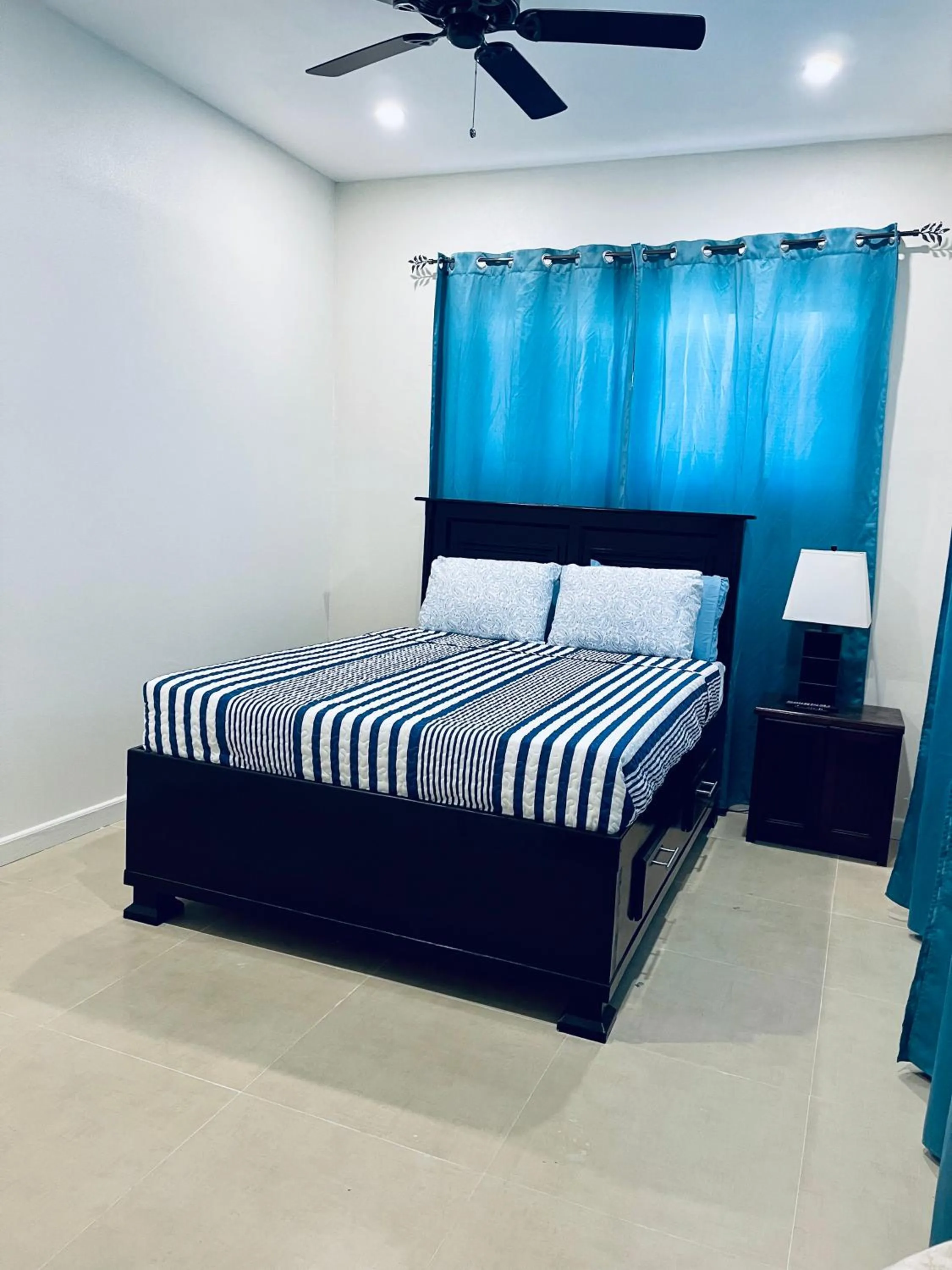 Photo of the whole room, Bed in Dawson’s Hideaway