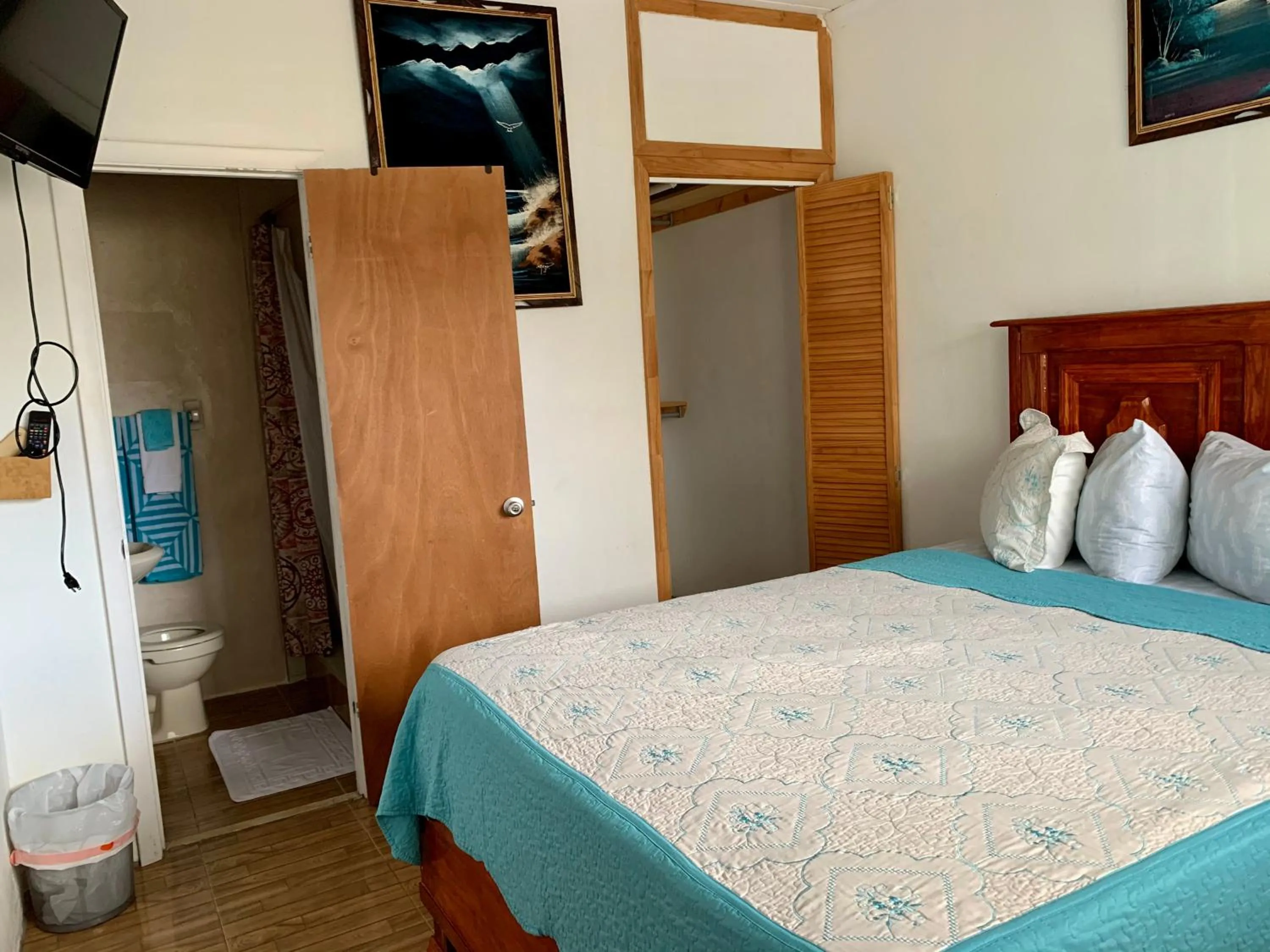 Photo of the whole room, Bed in Dawson’s Hideaway