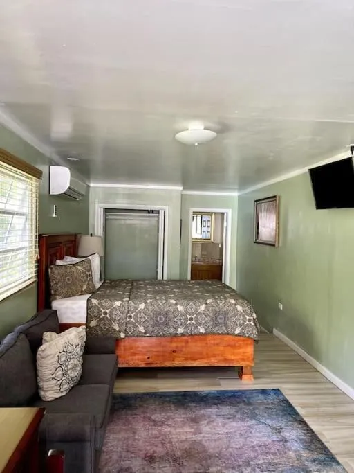 Photo of the whole room, Bed in Dawson’s Hideaway