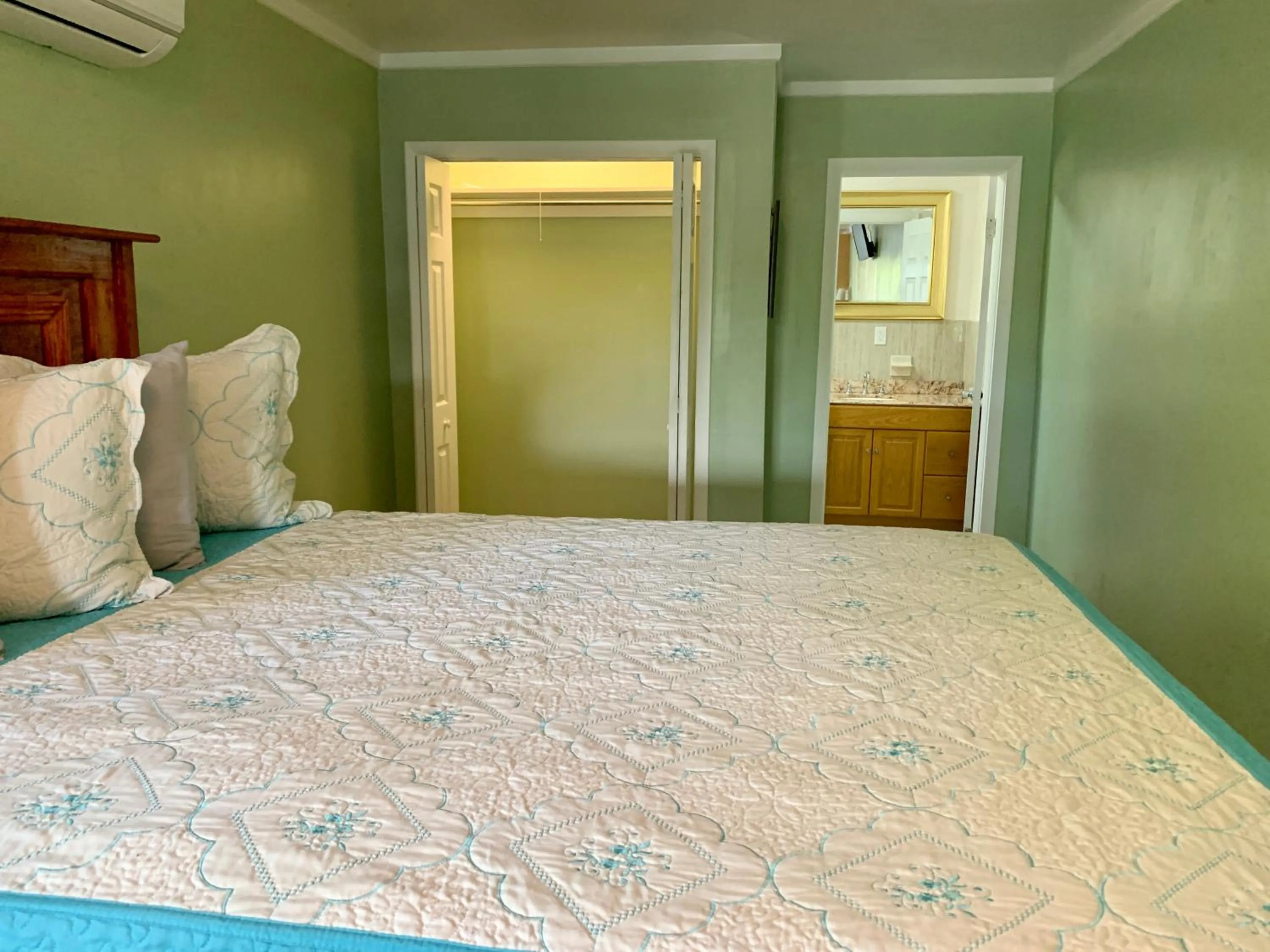 Photo of the whole room, Bed in Dawson’s Hideaway