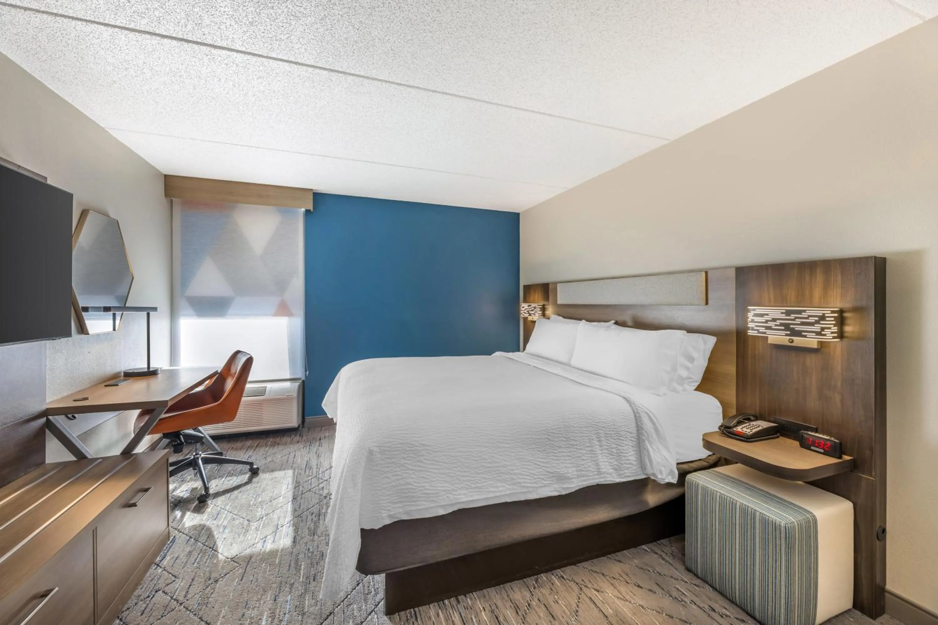 Photo of the whole room, Bed in Holiday Inn Express Crestwood by IHG