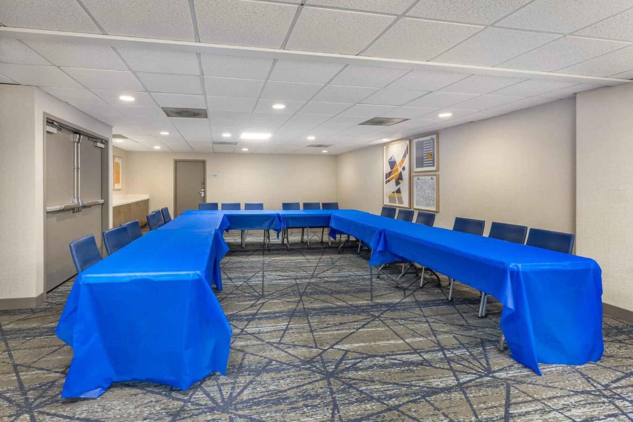 Meeting/conference room in Holiday Inn Express Crestwood by IHG