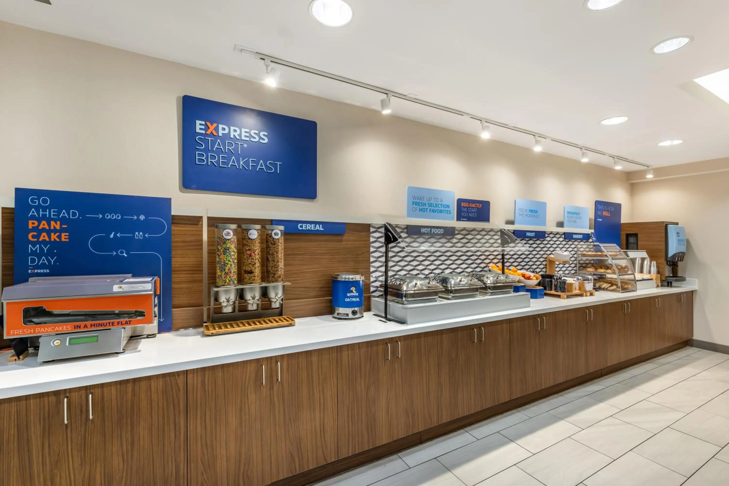Buffet breakfast in Holiday Inn Express Crestwood by IHG