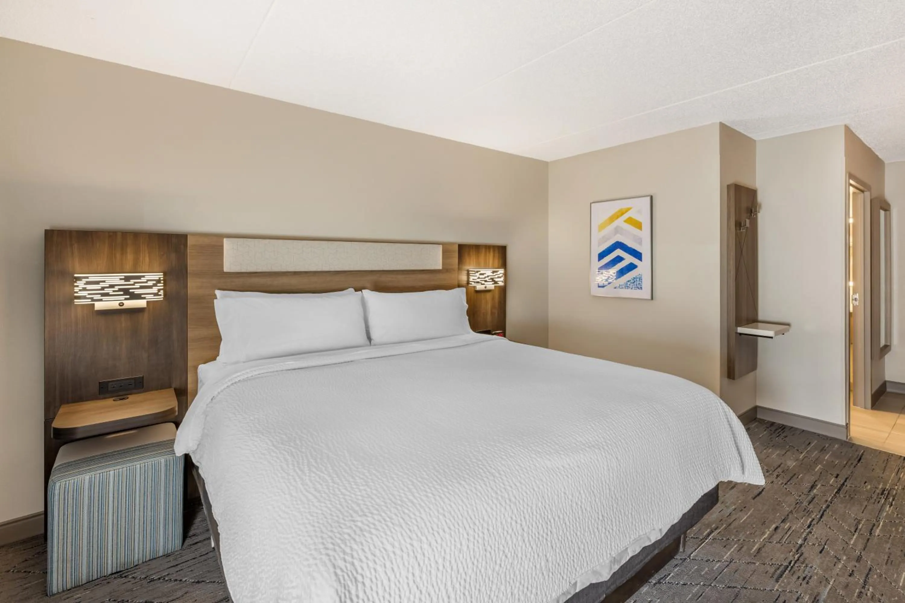 Photo of the whole room, Bed in Holiday Inn Express Crestwood by IHG