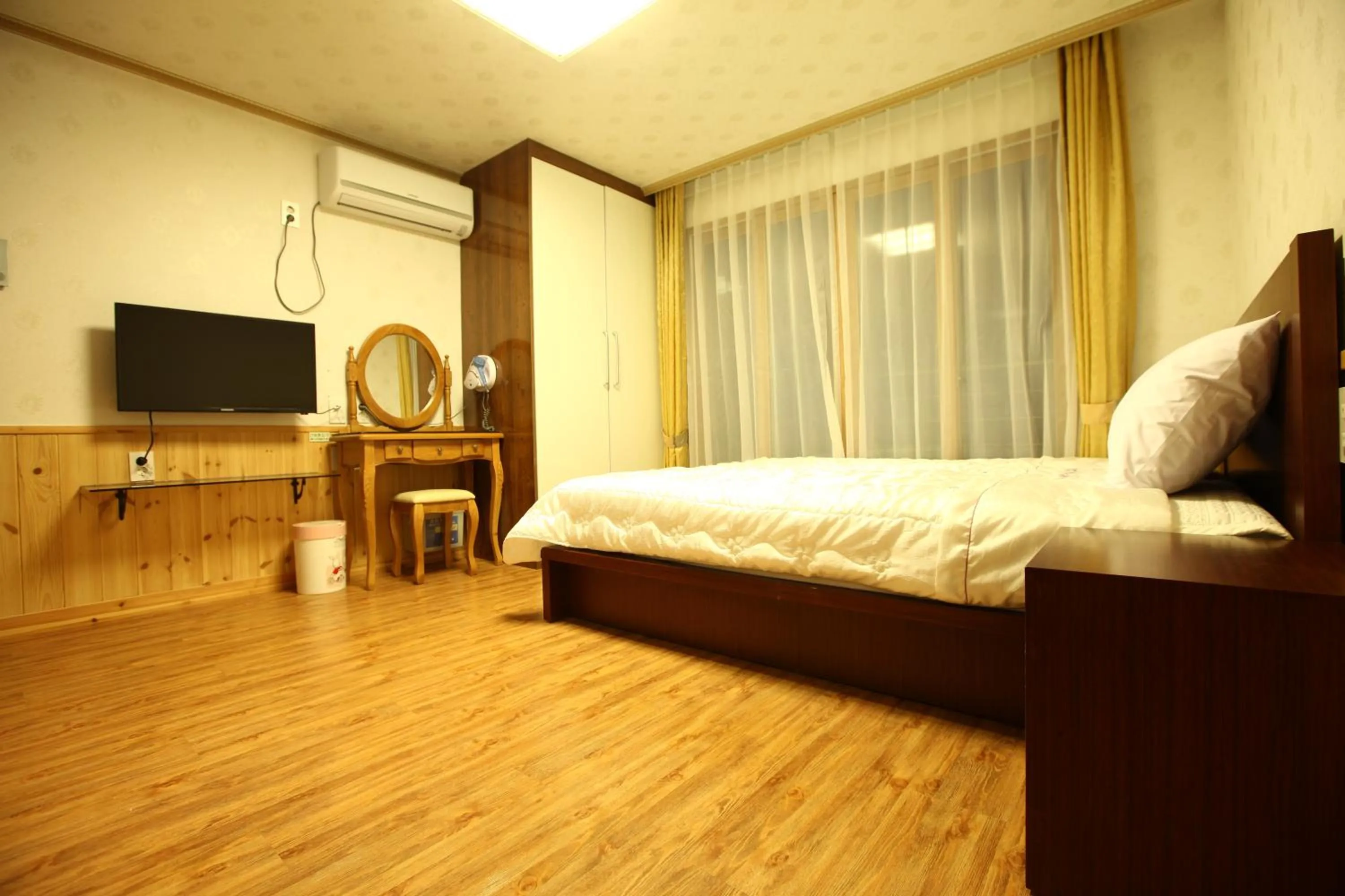 Photo of the whole room in Jungmun Haesung Parktel