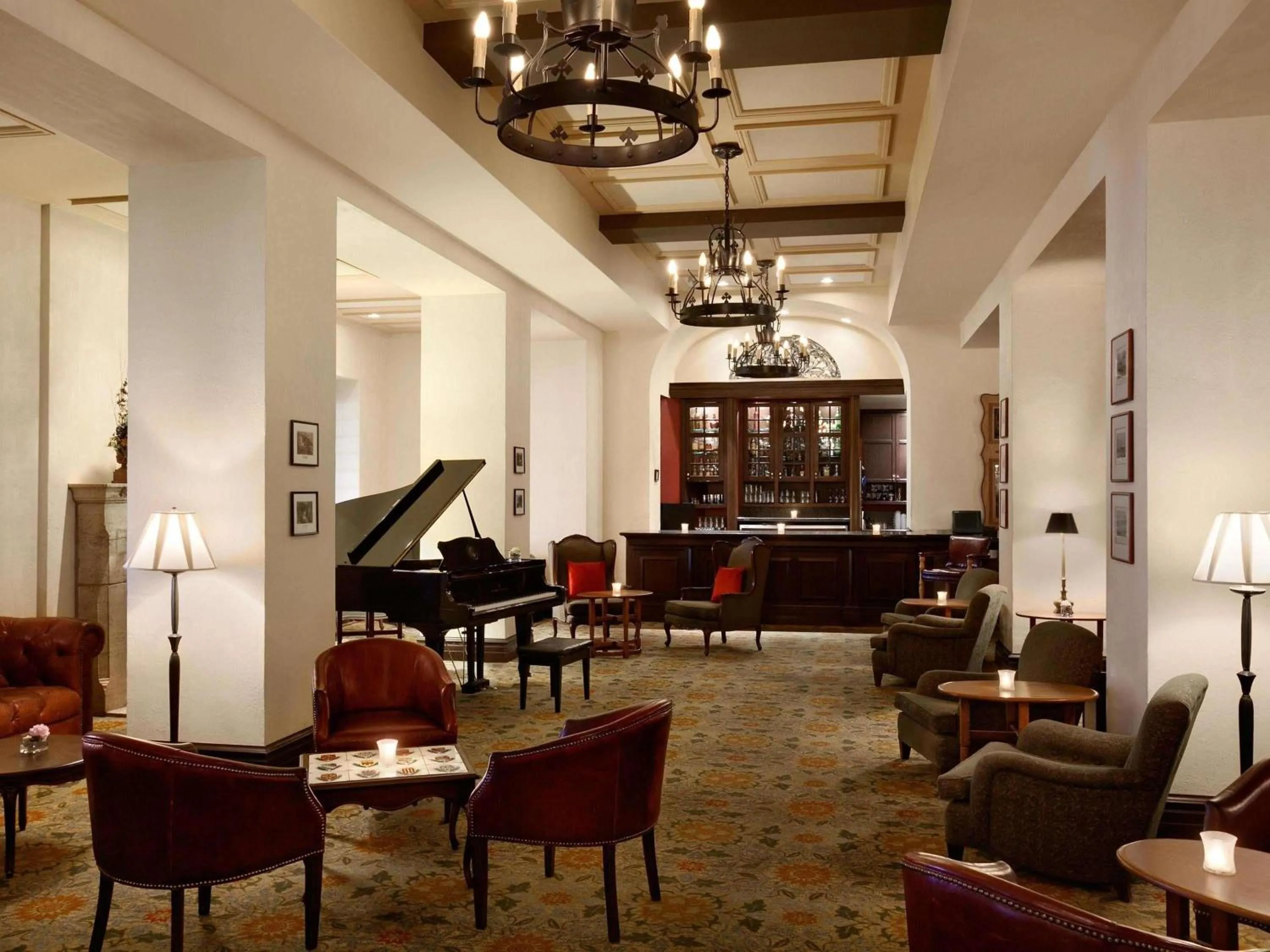 Lounge or bar in Fairmont Le Manoir Richelieu