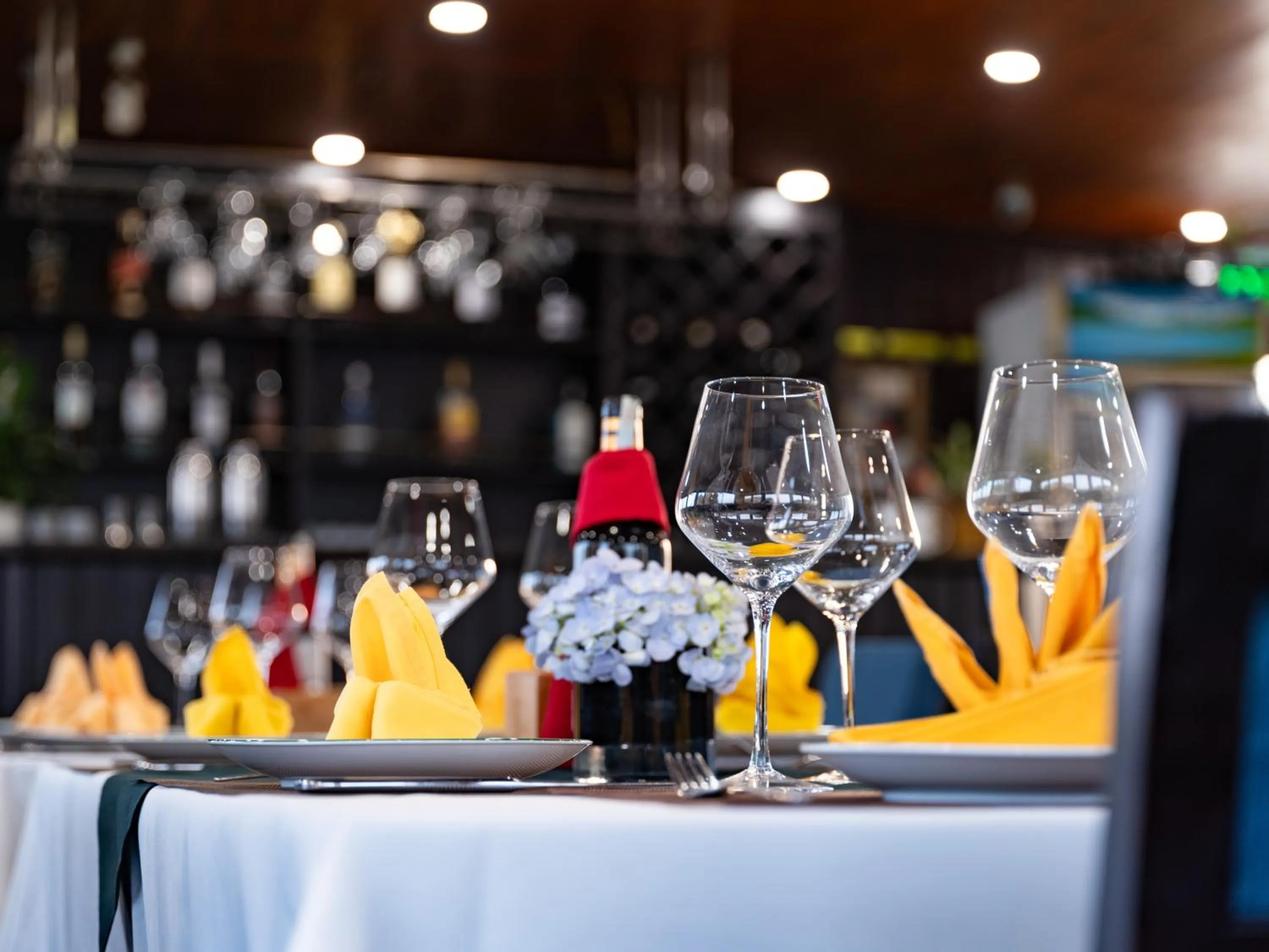 Restaurant/places to eat in Garden Legend Cruise