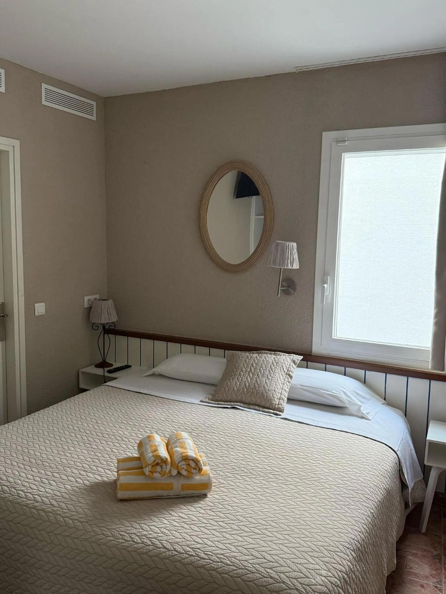 Photo of the whole room, Bed in La Fonda