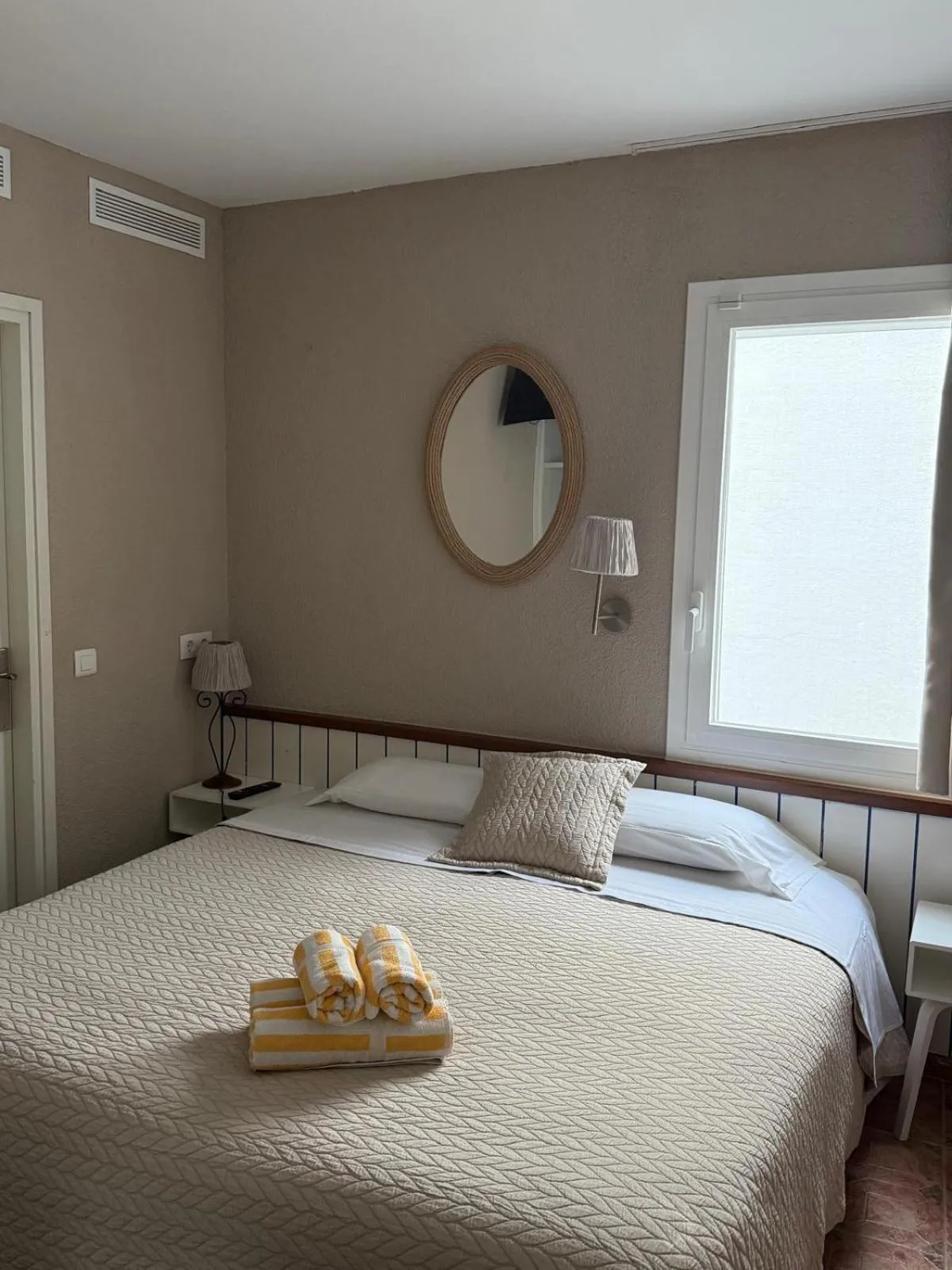 Photo of the whole room, Bed in La Fonda