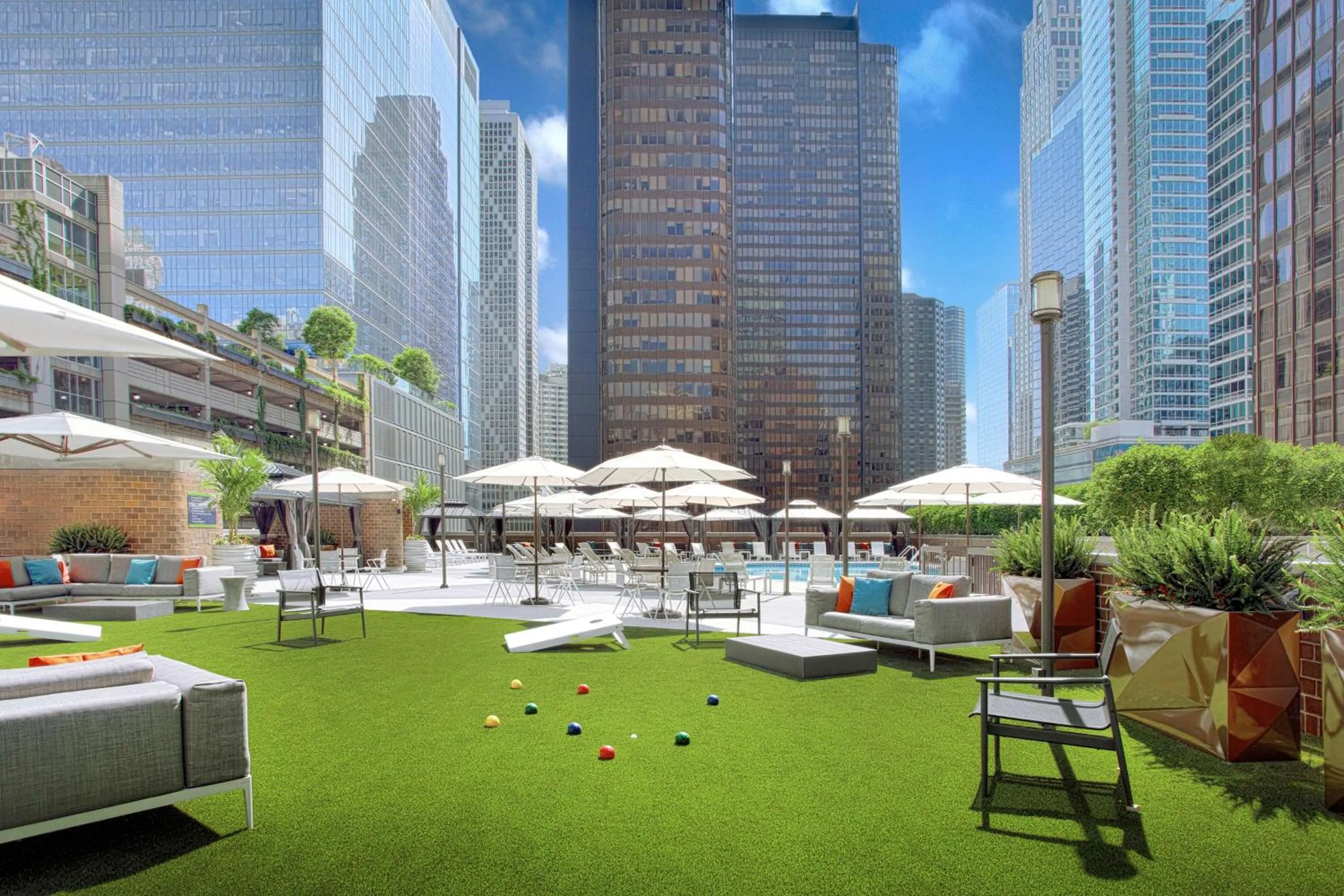 Swimming pool in DoubleTree by Hilton Chicago Magnificent Mile