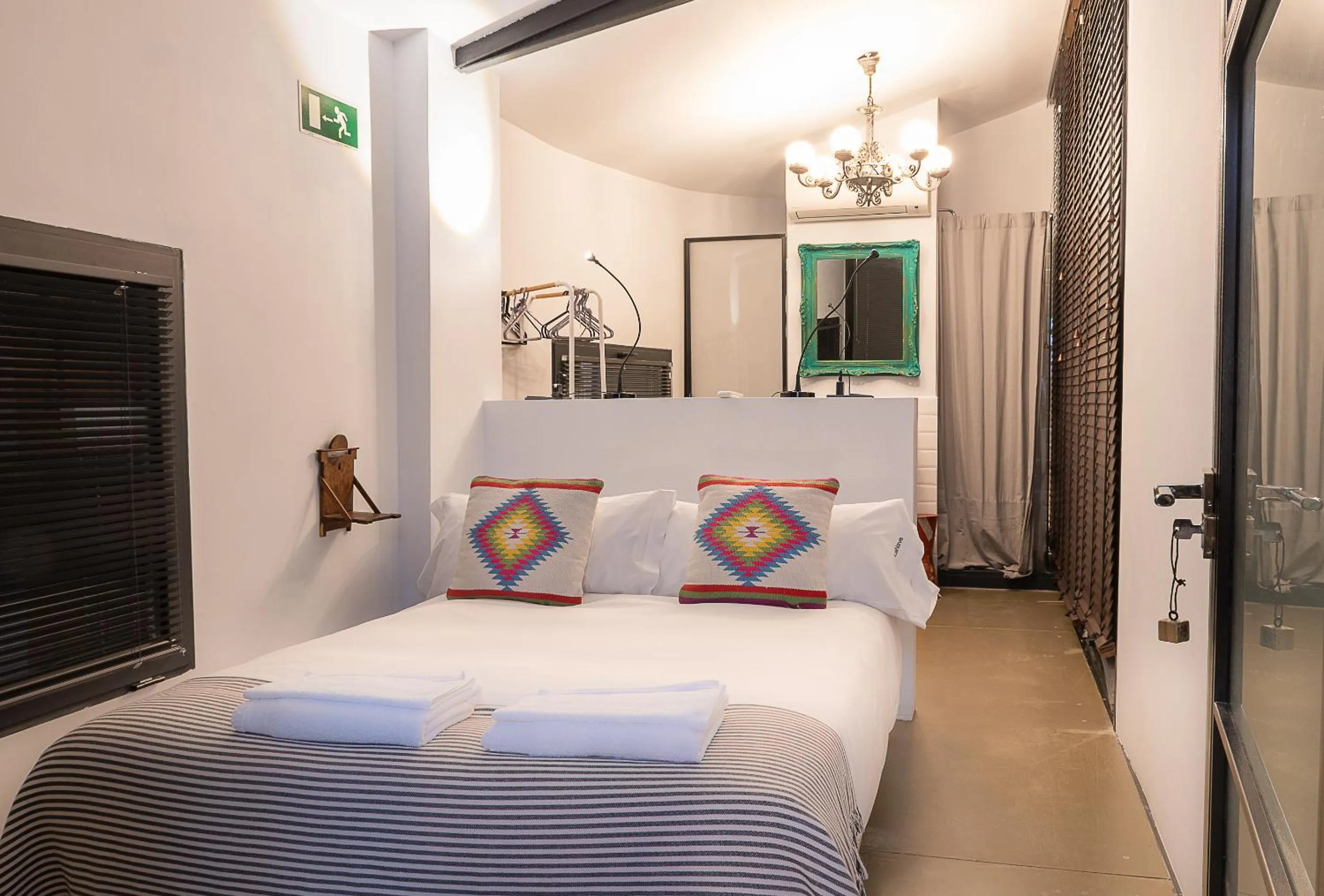 Photo of the whole room, Bed in LaNave