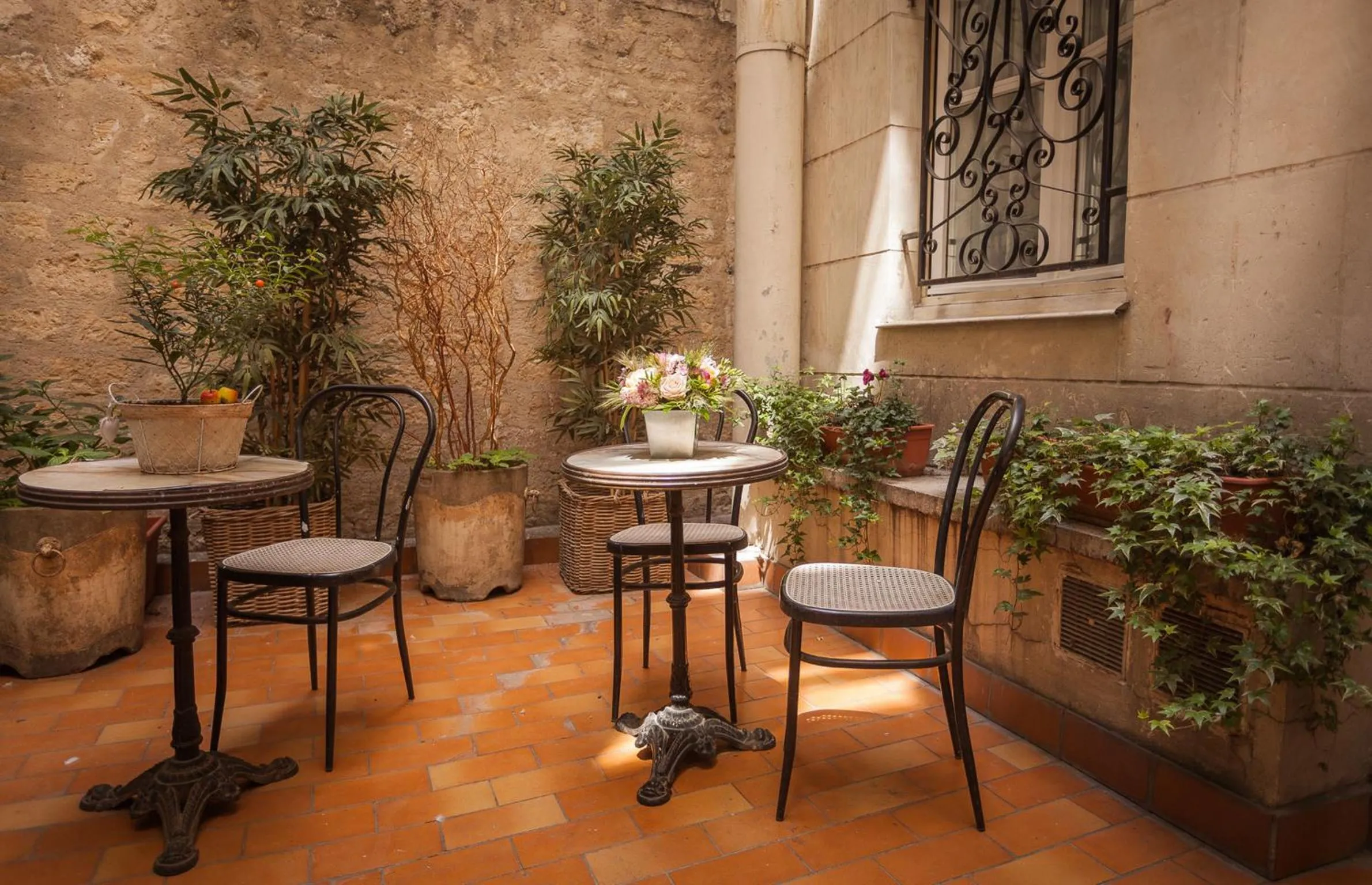 Patio in Hôtel Le Compostelle